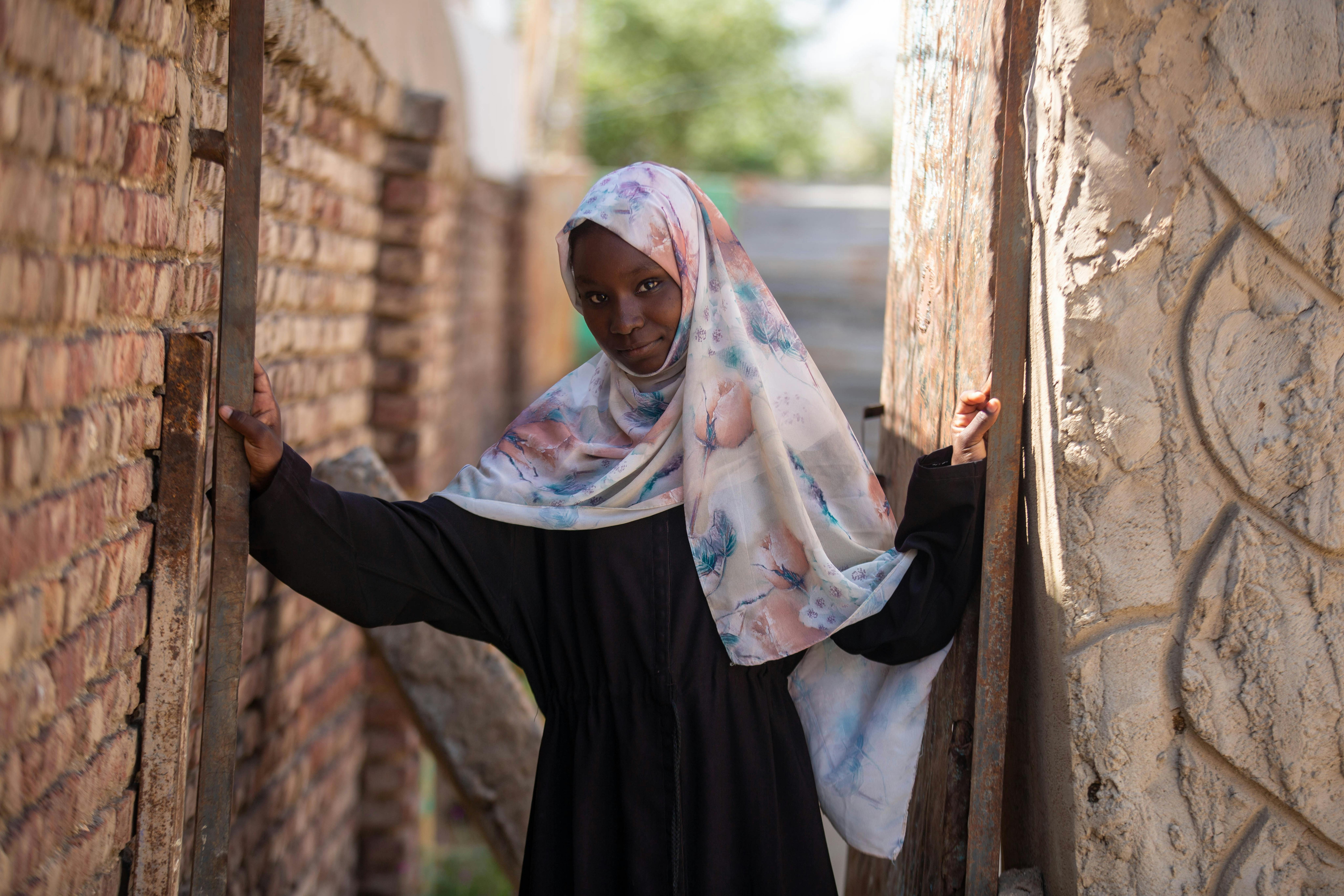 Sudan, Fiyha Al Tayeb Nasser, 13 anni, attivista per i diritti dell'infanzia e presidente del club femminile o Saleema, nella sua casa situata nella remota località di Al-Gabaleen, nello stato del Nilo Bianco.
