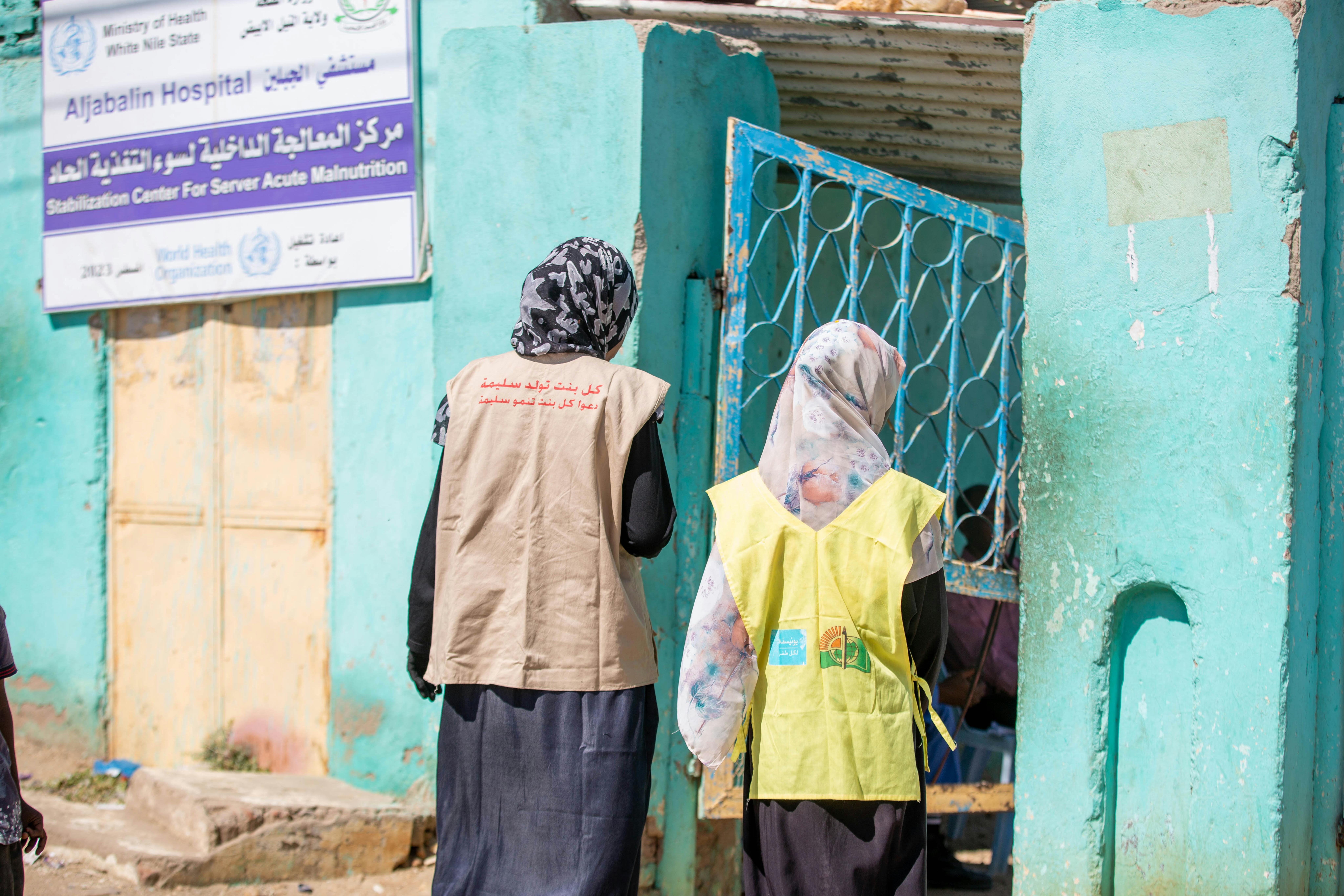 La tredicenne Fiyha e la sua coordinatrice Salwa, arrivano all'ospedale di Aljabalin per tenere una sessione sui pericoli del matrimonio precoce e della mutilazione genitale femminile.