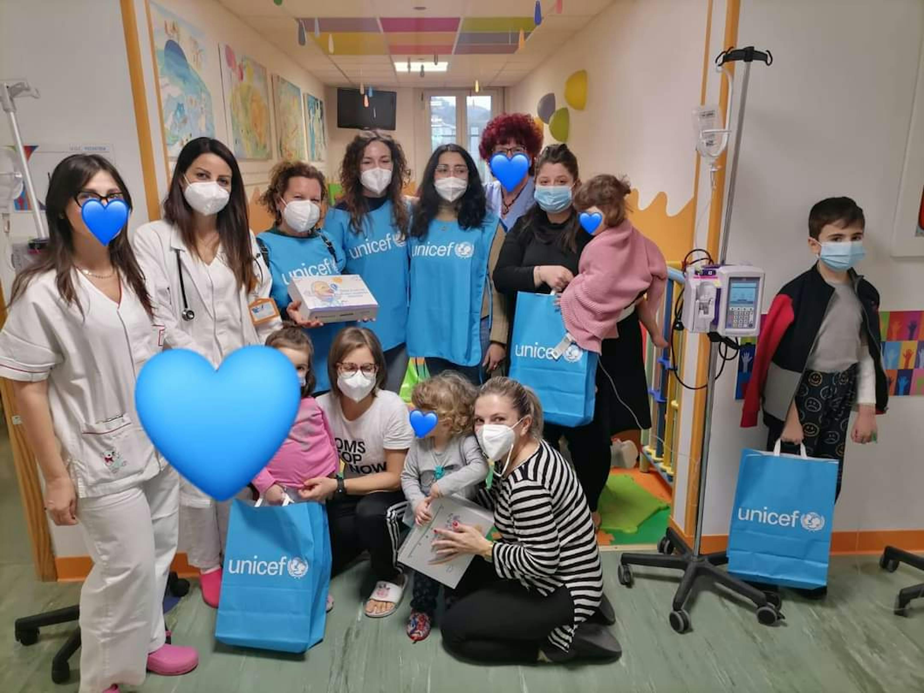 Le volontarie UNICEF, i degenti e il personale sanitario