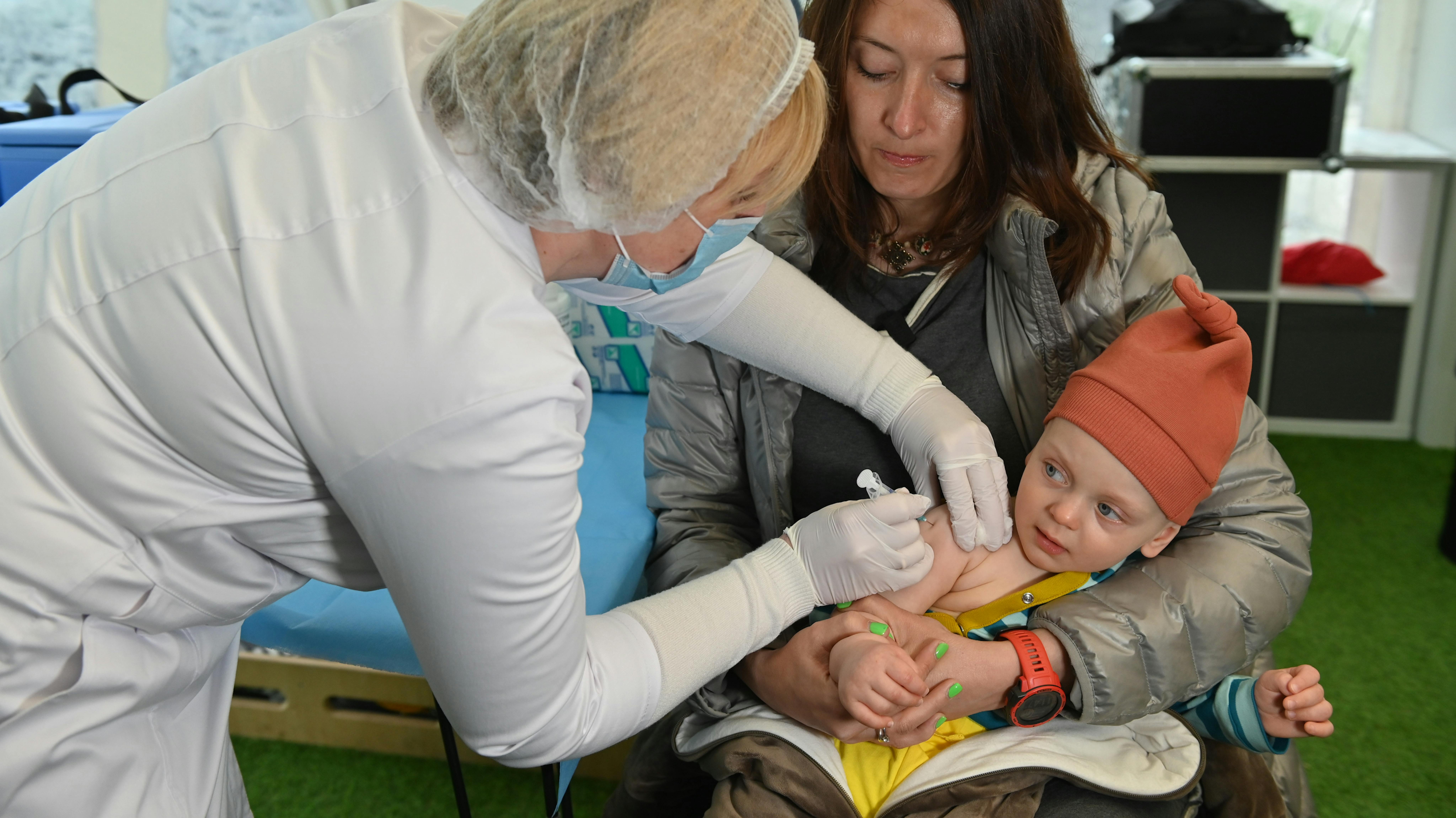 Ucraina - Un bambino viene vaccinato presso lo spilno child spot di Kiev