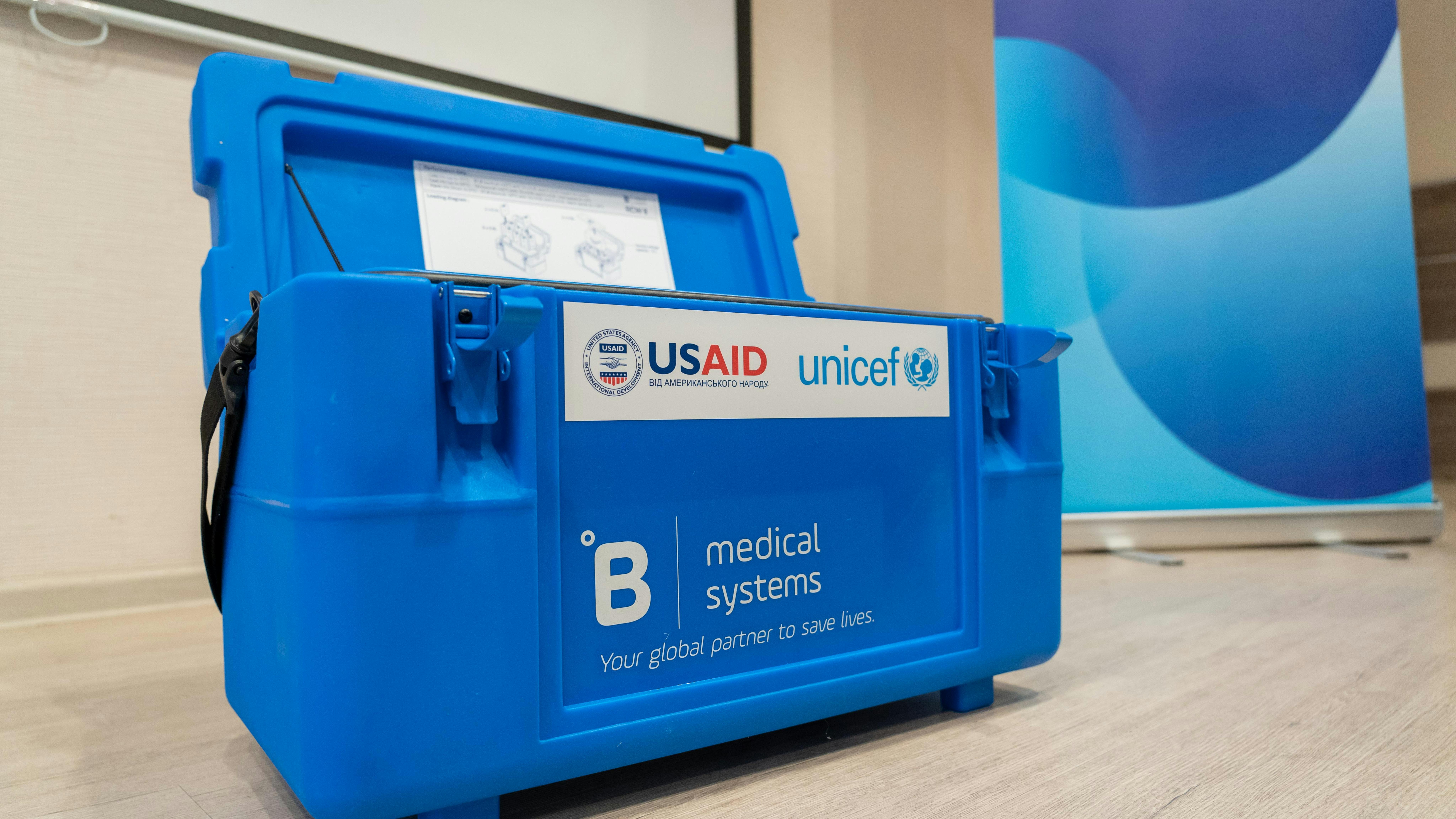 Ucraina - un contenitore refrigerato per i vaccini fornito da USAID e UNICEF