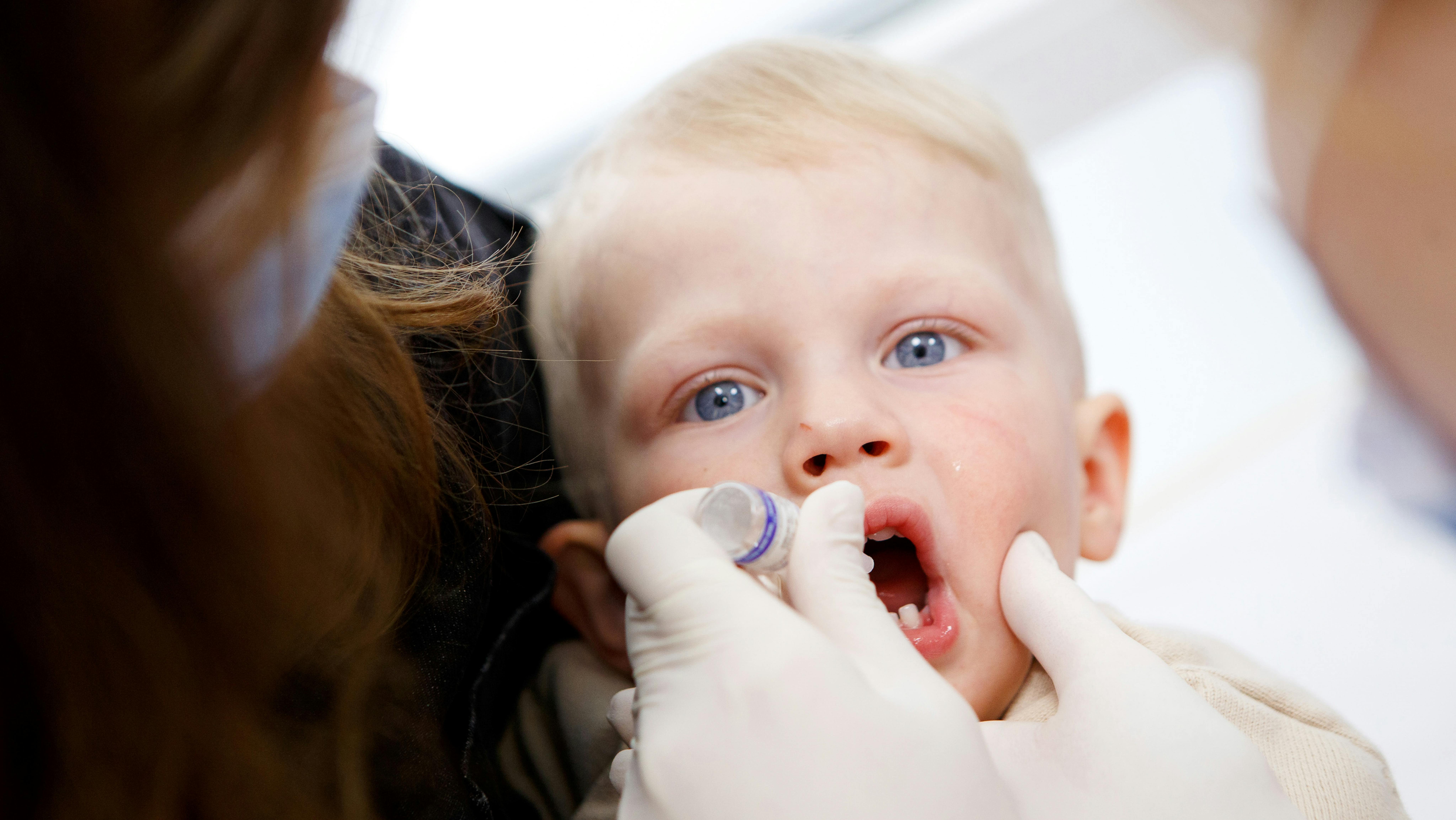 Ucraina - una bambina viene vaccinata contro la Polio