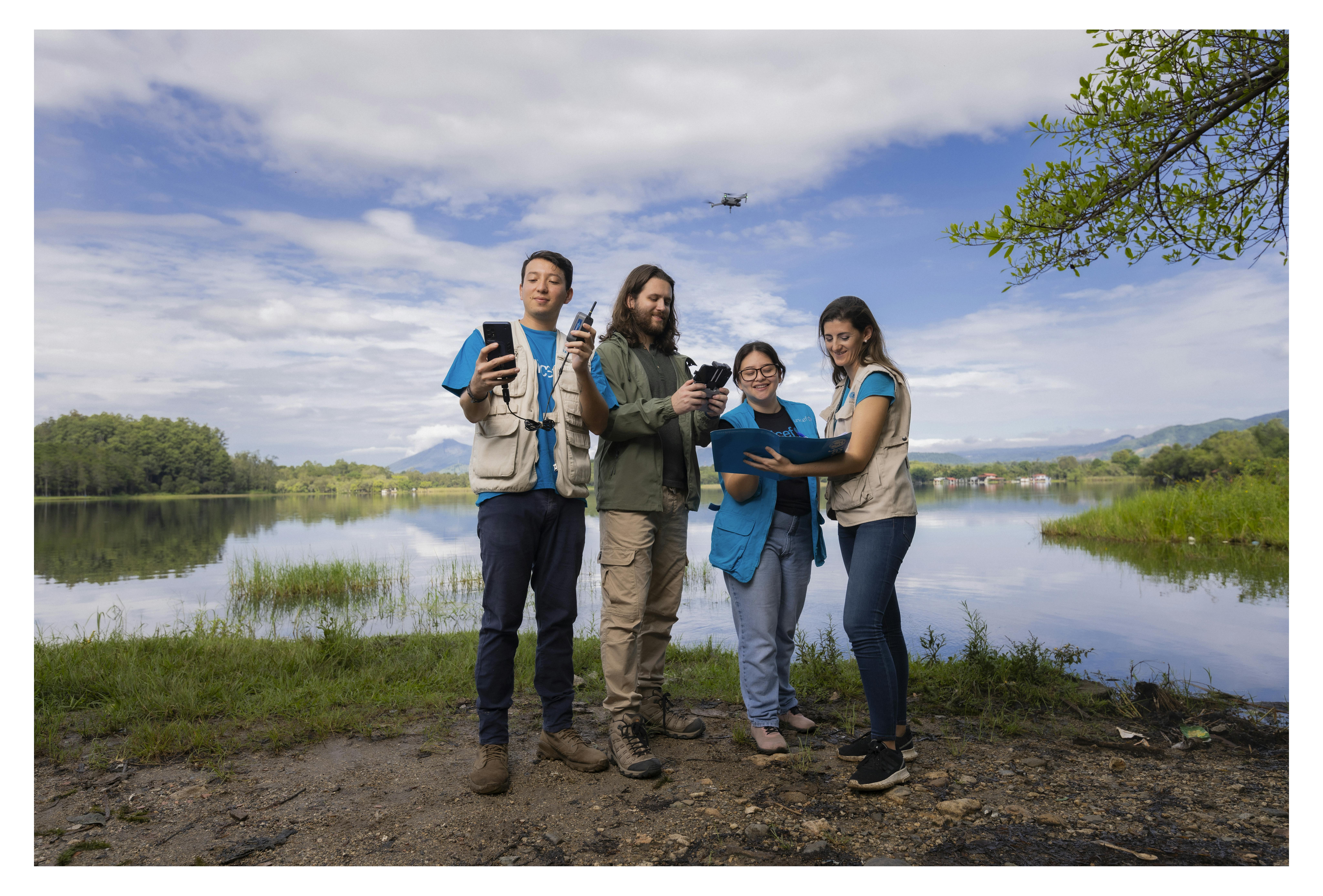 I membri della squadra dell’UNICEF Guatemala: Maria Del Pilar Escudero, Ana Isabel Interiano Perez and Juan José Cifuentes e Dan Alvarez con il prototipo di drone
