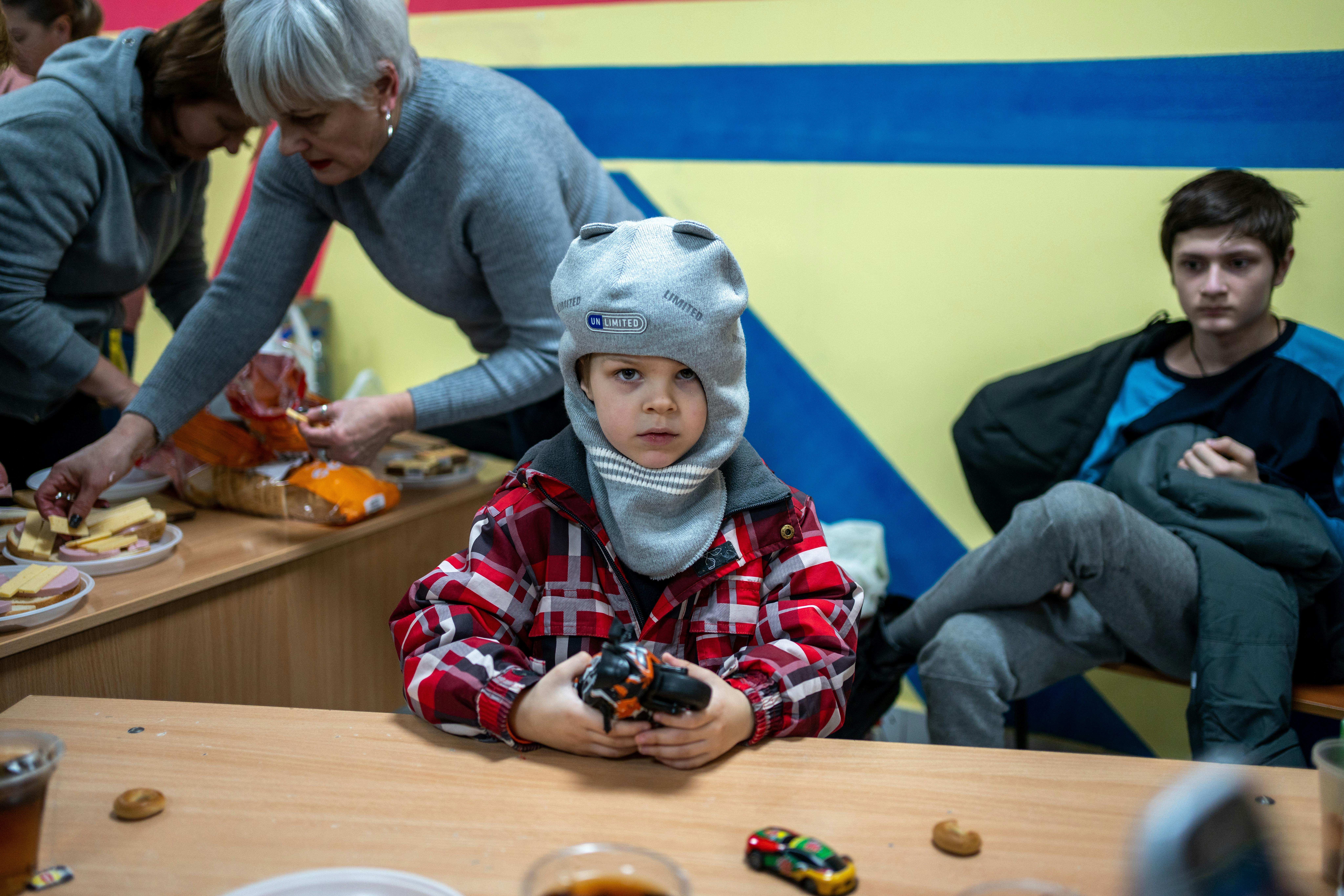 Il piccolo Danylo gioca presso l'hub umanitario istituito dall’UNICEF a Kyiv per le persone colpite dai bombardamenti.