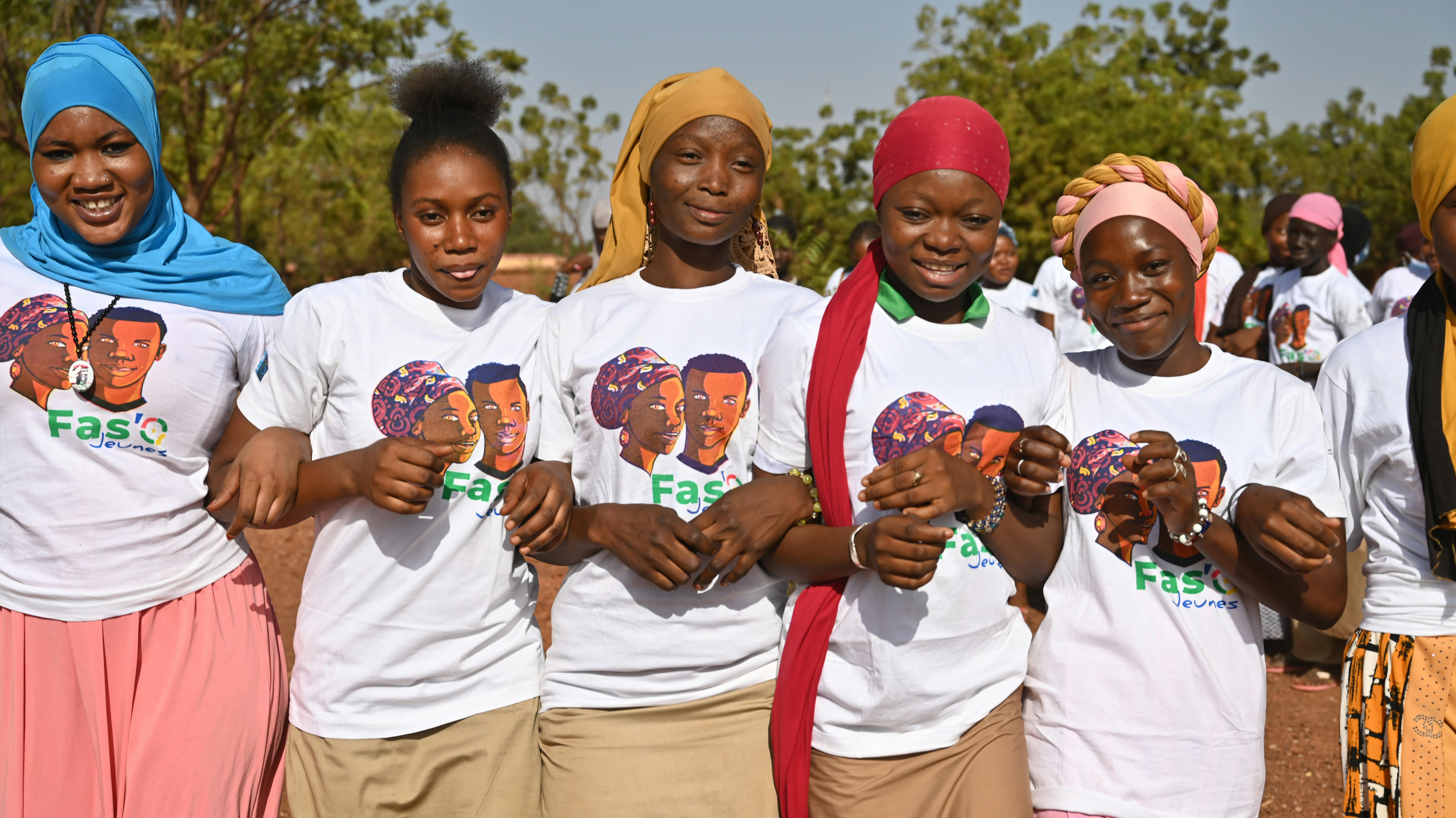 Burkina Faso: giovani ragazze partecipano a un evento di promozione e apprendimento delle Life skills