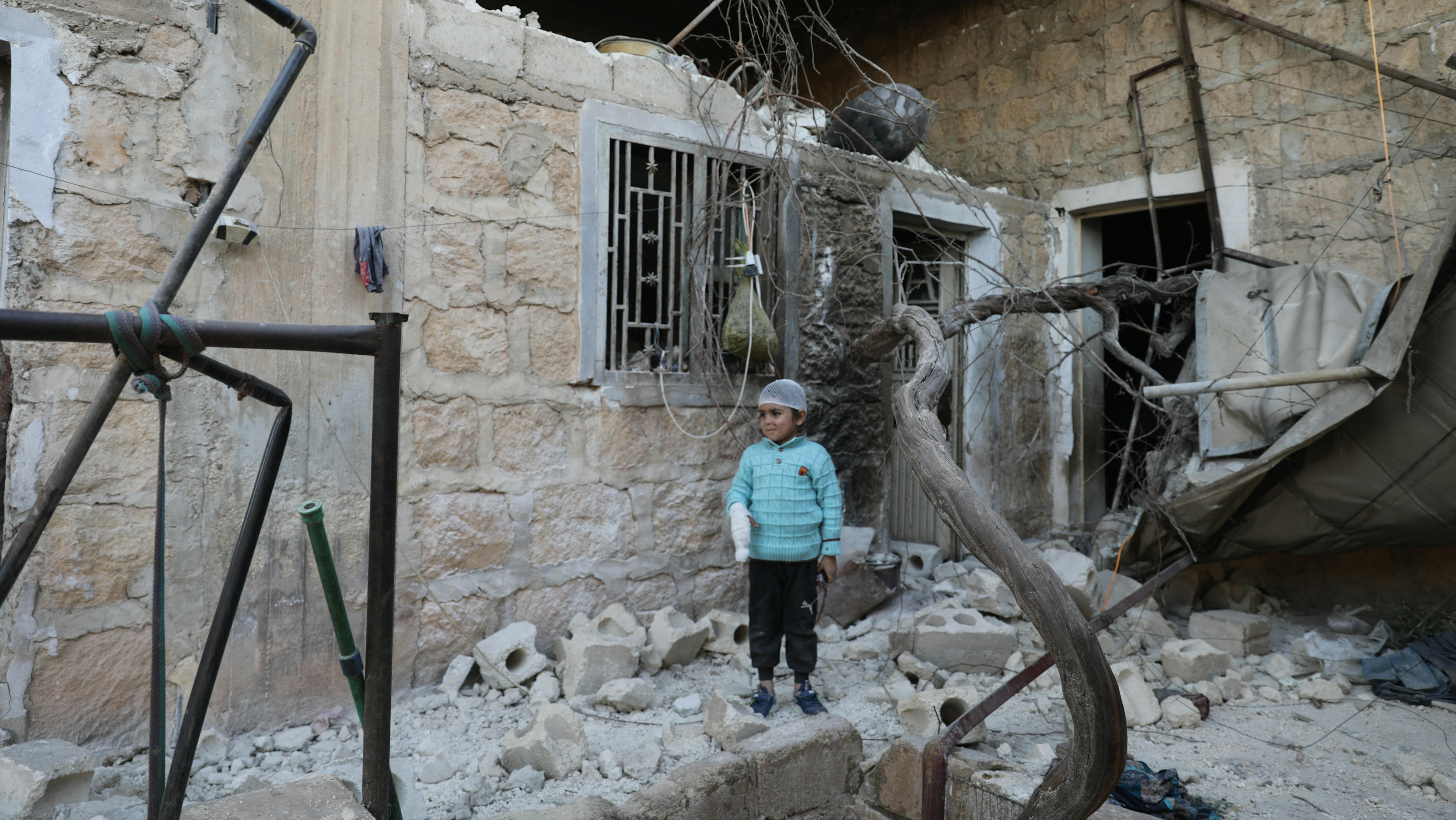 Siria Musa, sei anni, si trova nel vicolo della casa danneggiata della sua famiglia a Jandairis,