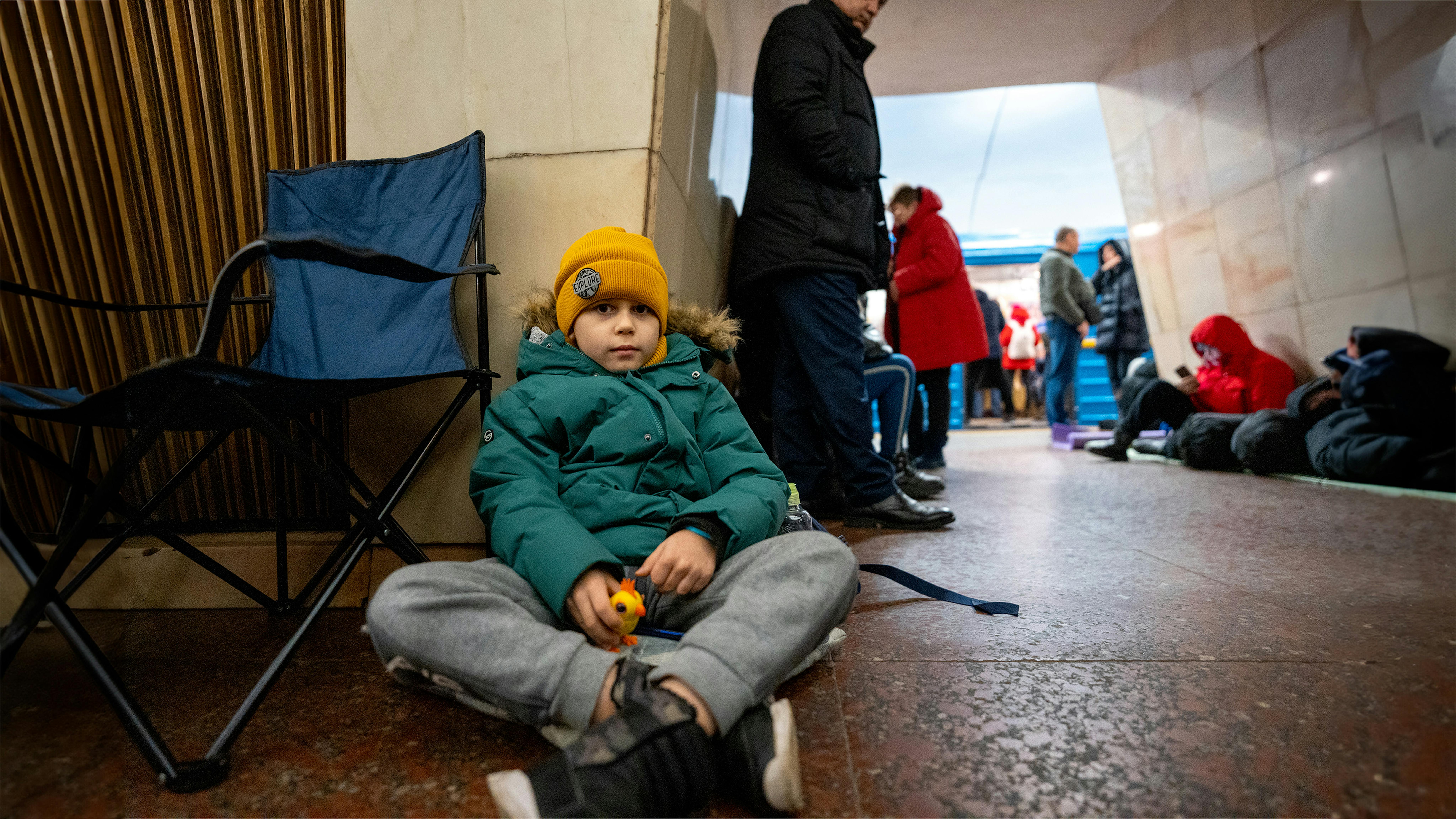 Centinaia di bambini con i loro genitori e i loro animali domestici hanno cercato rifugio per diverse ore nelle stazioni della metropolitana.