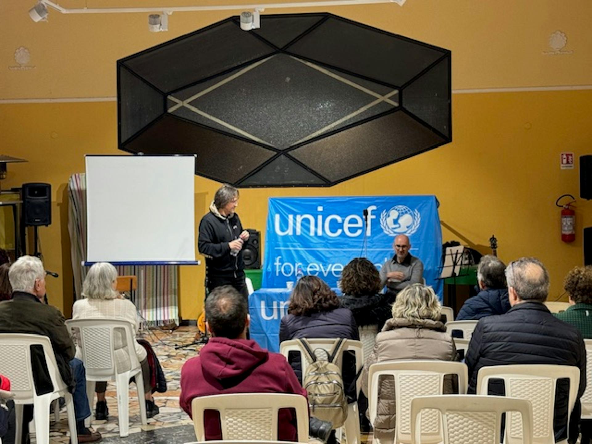 Fraser Lauchlan durante la presentazione del libro