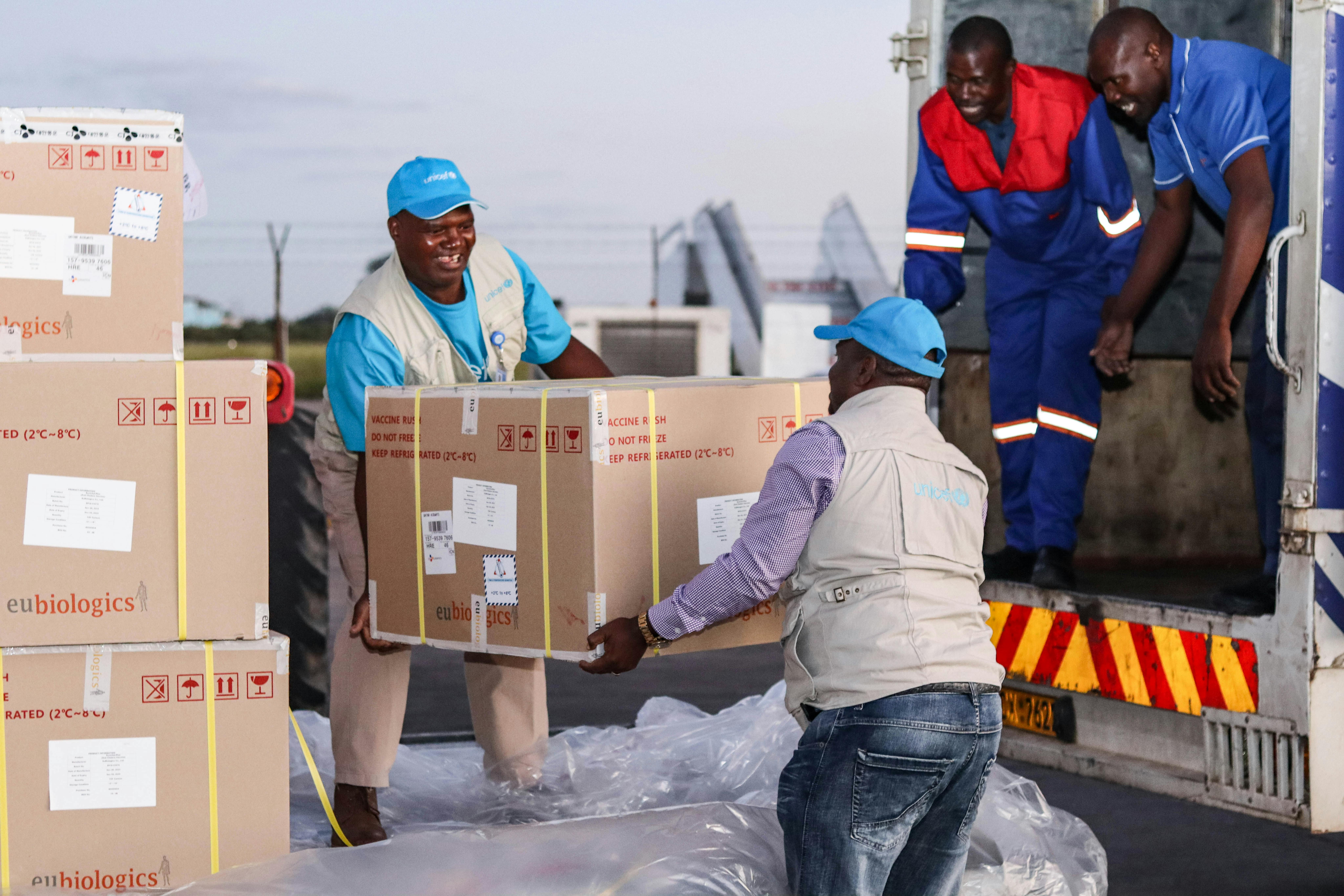 Aeroporto di Harare, Zimbabwe: arriva il primo lotto di vaccini contro il colera: UNICEF si sta occupando della distribuzione