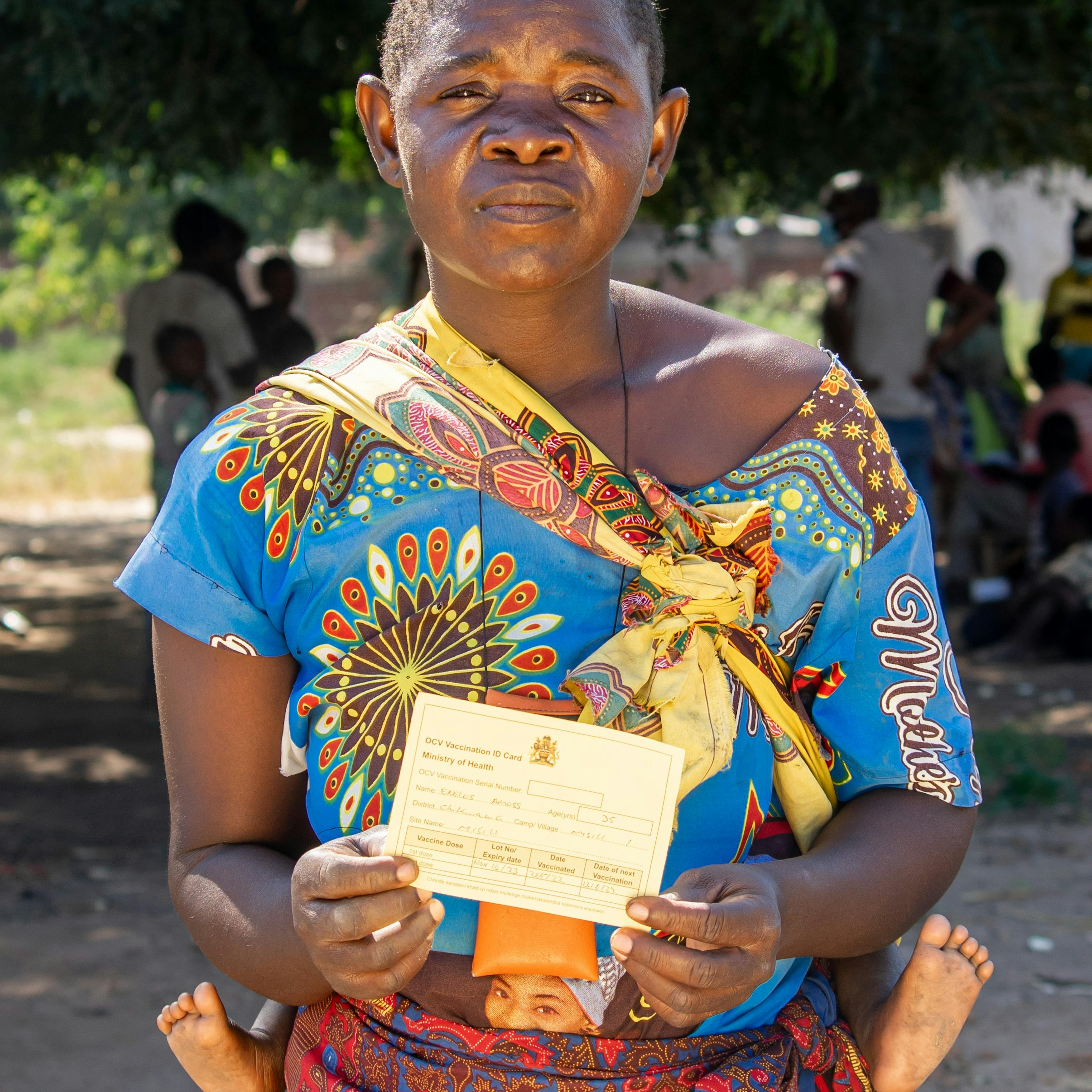 Malawi, Enelesi Amos mostra la sua tessera di vaccinazione contro il colera dopo aver ricevuto il vaccino durante la campagna di vaccinazione avviata dall'UNICEF nel villaggio di Misili