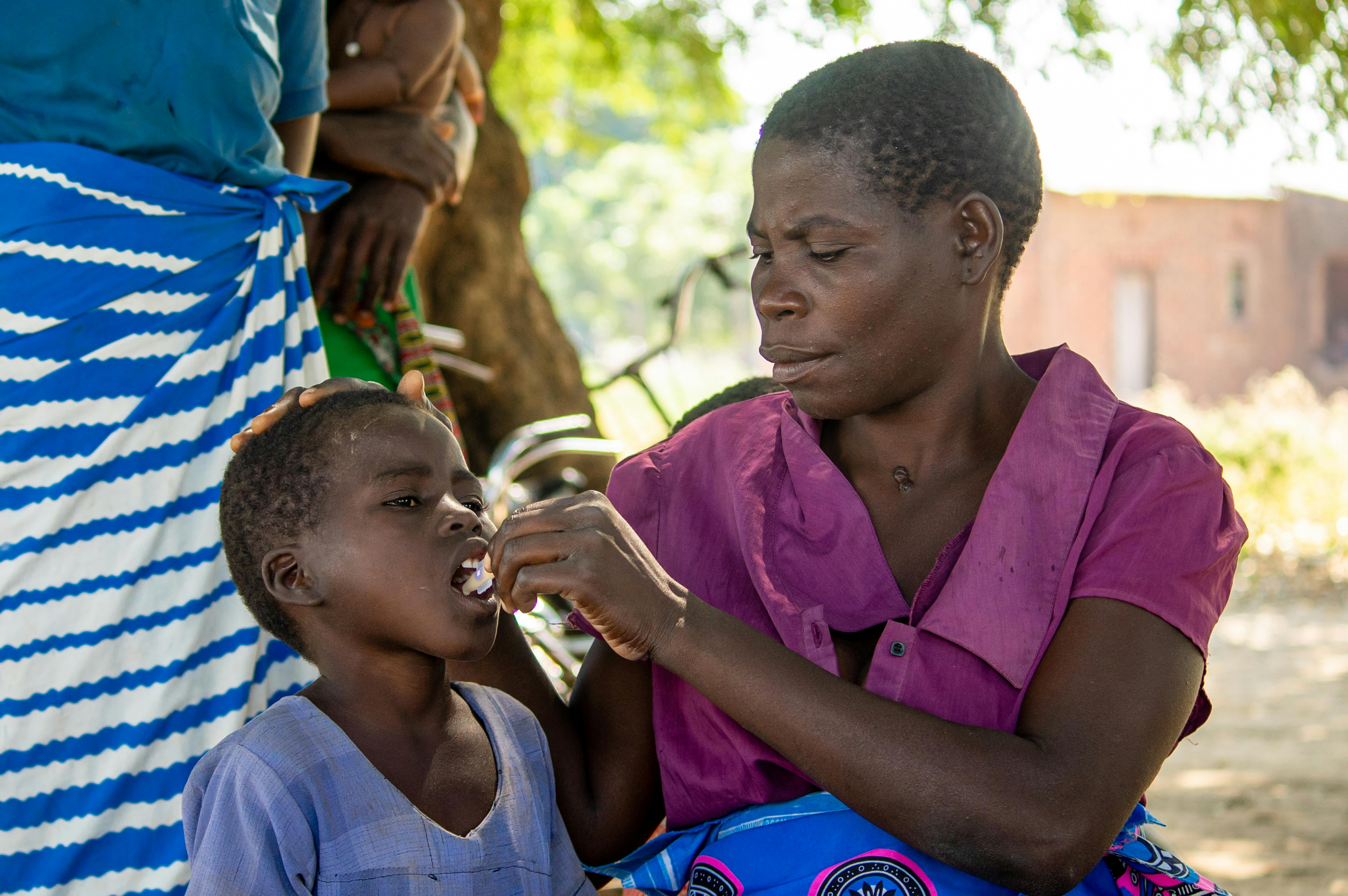 Mary Nafodi dà alla figlia di 9 anni, Alepha Khaston, il vaccino contro il colera. UNICEF ha avviato nel suo villaggio di Misili, in Malawi, una campagna di vaccinazioni contro l'epidemia