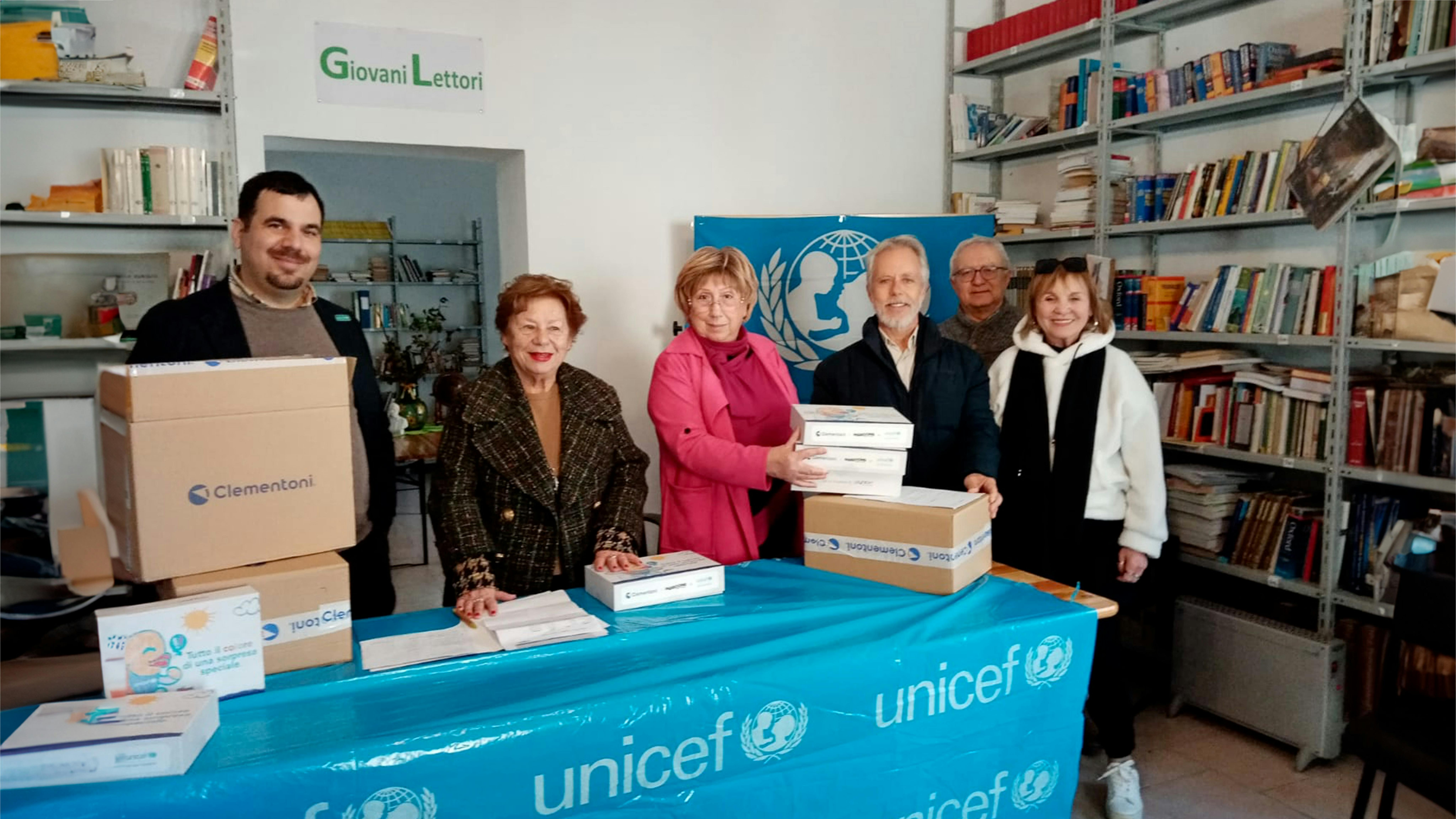 Da sinistra a destra: il volontario UNICEF Alessandro Drago, la Presidente dell’UNICEF Italia Carmela Pace, la Presidente del Comitato Provinciale UNICEF di Siracusa Pina Cannizzo, due referenti delle case famiglia e, fra loro, il Segretario del Comitato Provinciale UNICEF di Siracusa Mario Rizza.