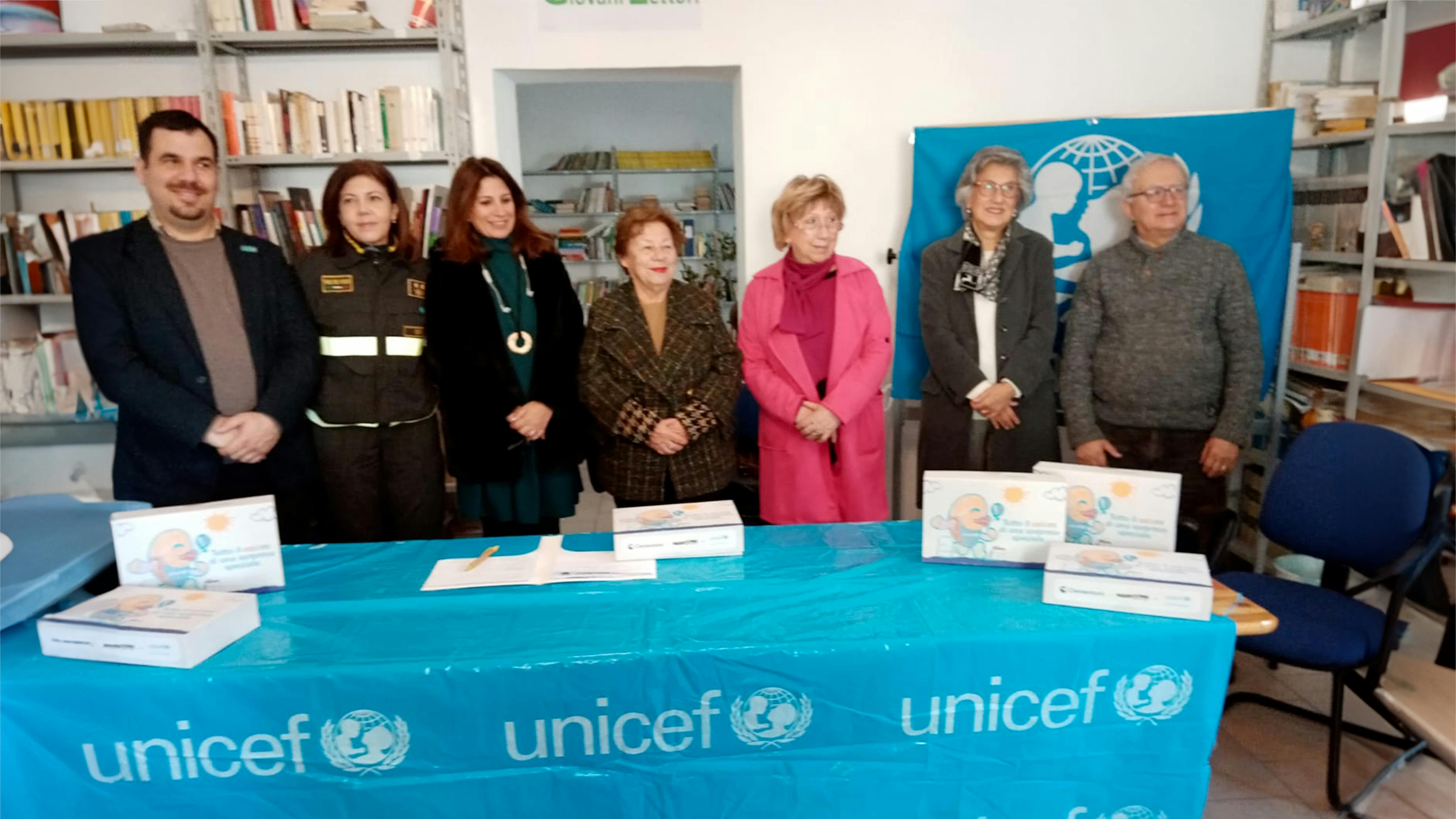 Da sinistra a destra: il volontario UNICEF Alessandro Drago, l’ing. Francesca Guido per il Comando dei Vigili del Fuoco, l’assessore alle politiche sociali e pari opportunità del Comune di Siracusa Barbara Ruvioli, la Presidente dell’UNICEF Italia Carmela Pace, la Presidente del Comitato Provinciale UNICEF di Siracusa Pina Cannizzo, la referente delle case famiglia e il Segretario del Comitato Provinciale UNICEF di Siracusa Mario Rizza.