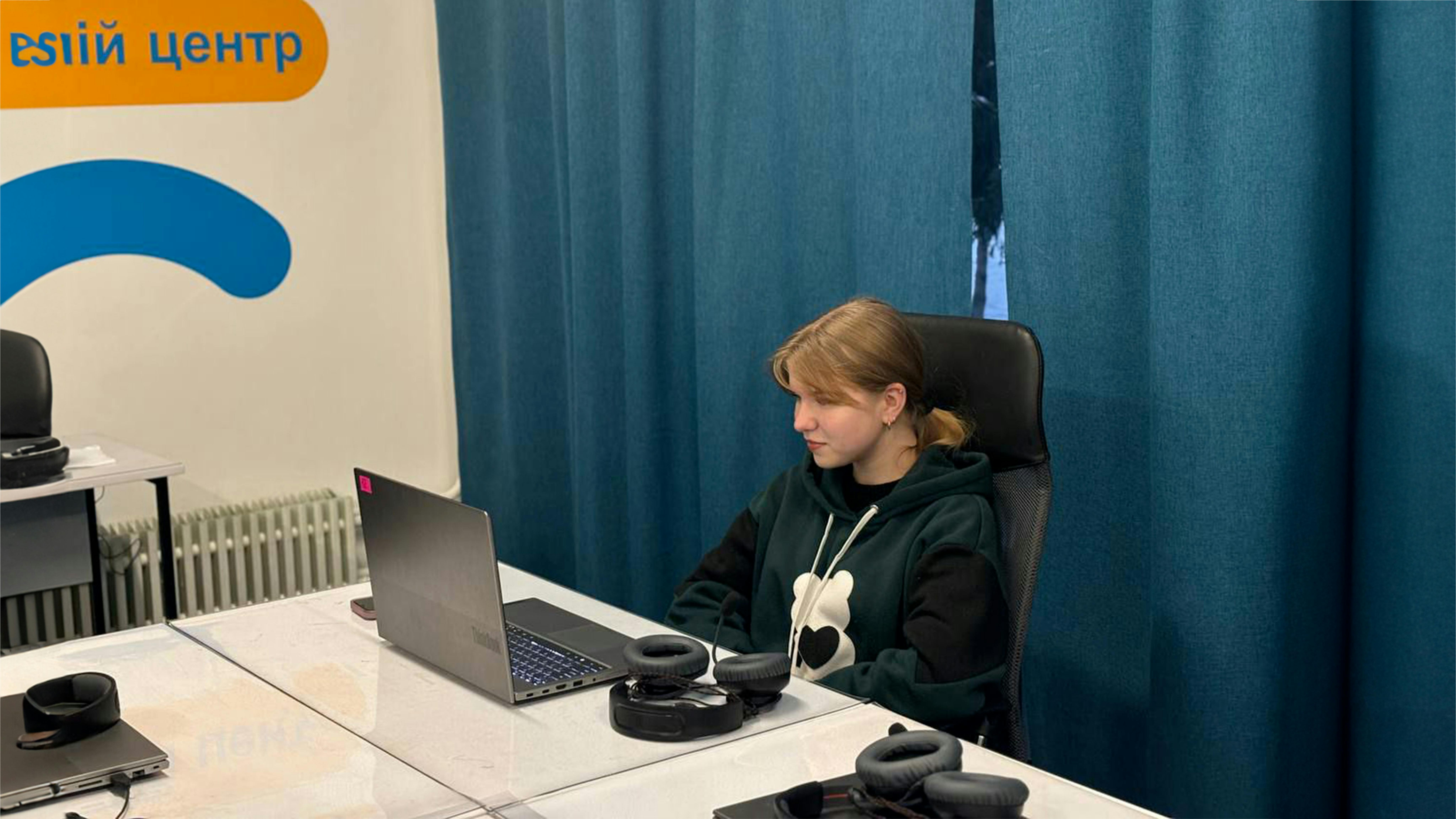 Ucraina Liza studia al centro di apprendimento digitale, organizzato dalla ONG Spivdiia con il sostegno dell'UNICEF.
