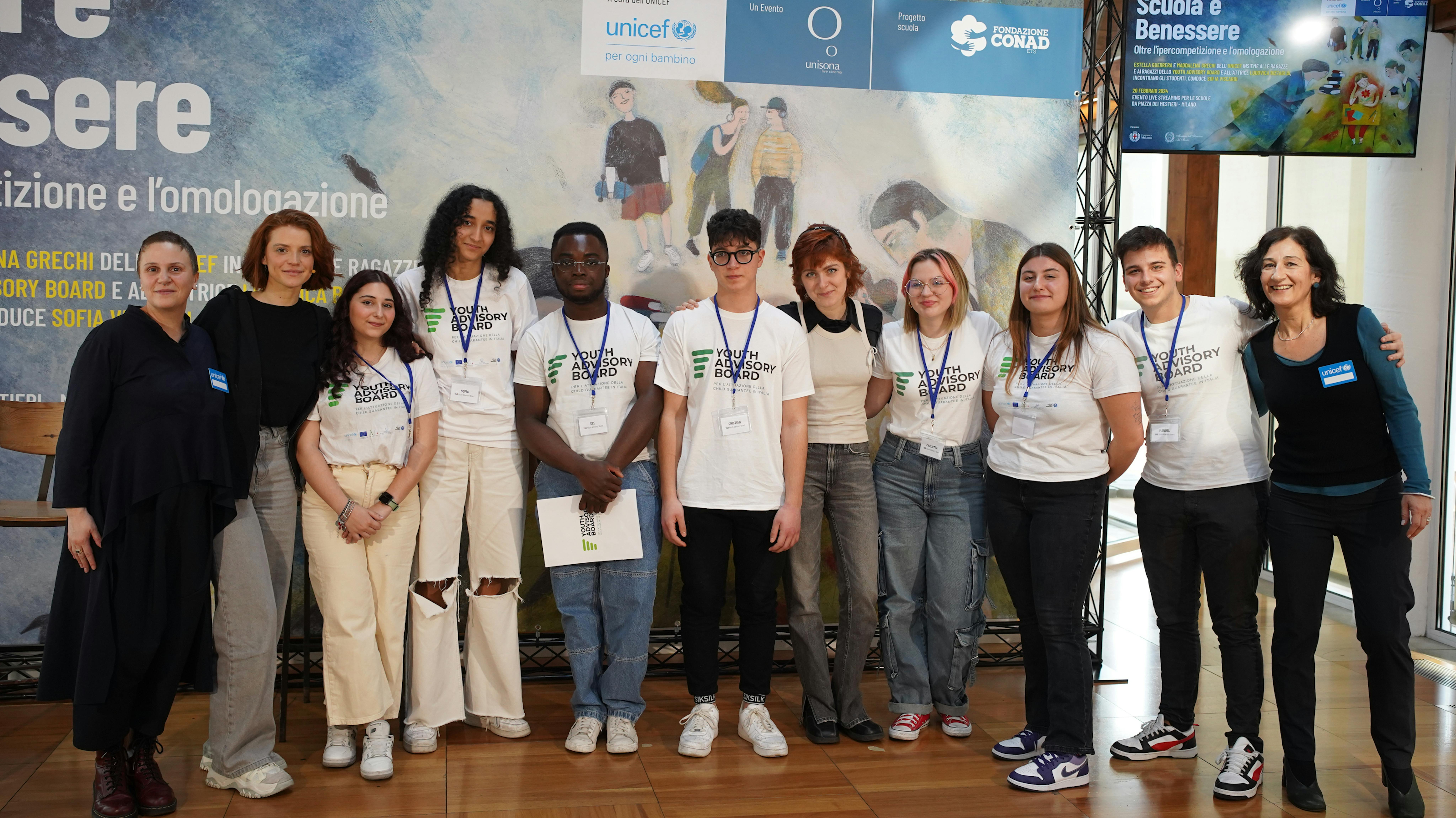 Milano Foto di Gruppo degli studenti partecipanti con Maddalena Grechi, Ludovica Bizzaglia ed Estella Guerrera