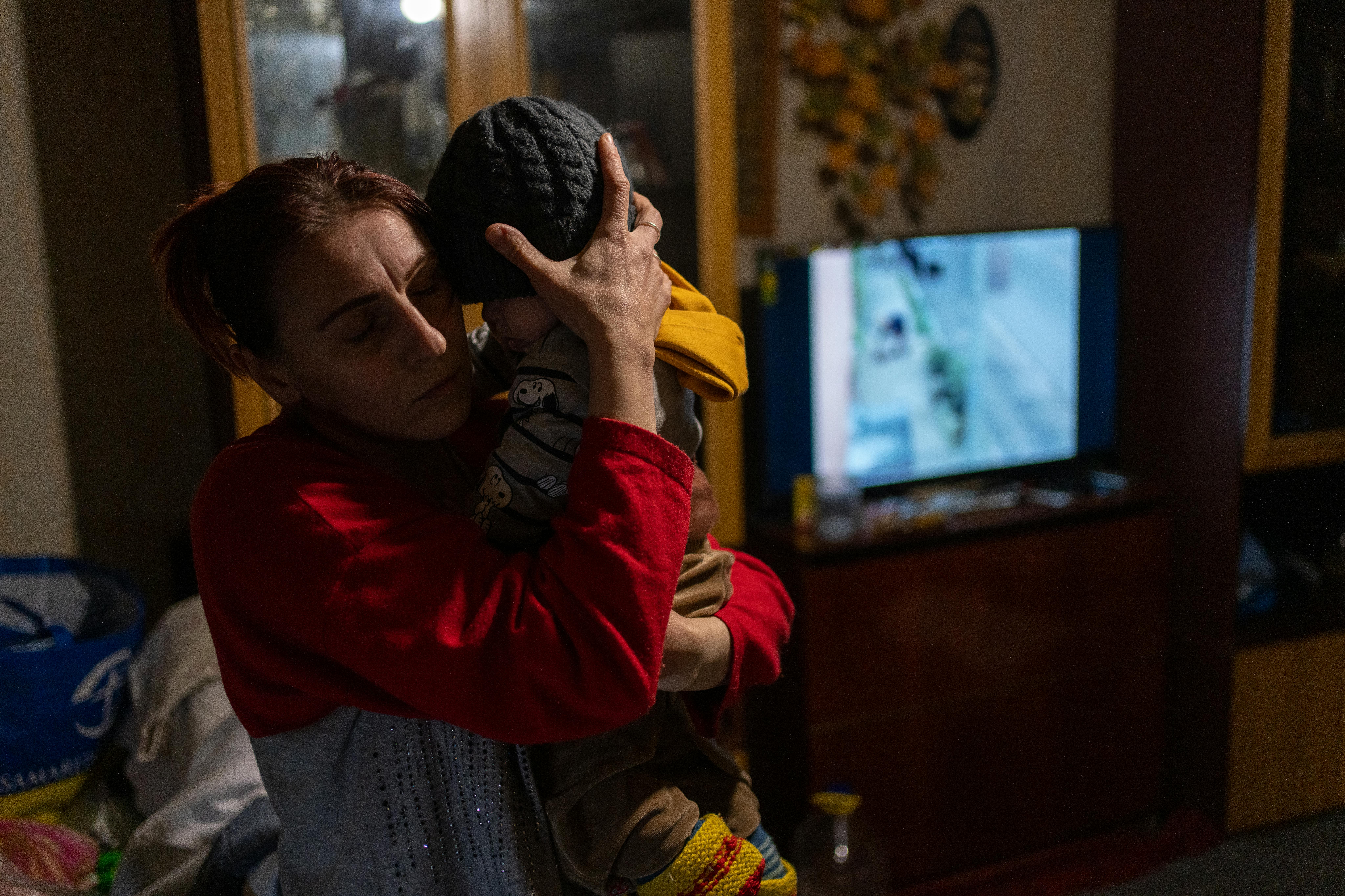Ucraina: Vita abbraccia suo figlio Serhiy di nove mesi. Ha preparati le valigie sue e del bambino sperando di essere evacuati da Kurakhove, nella regione di Donetska a breve.