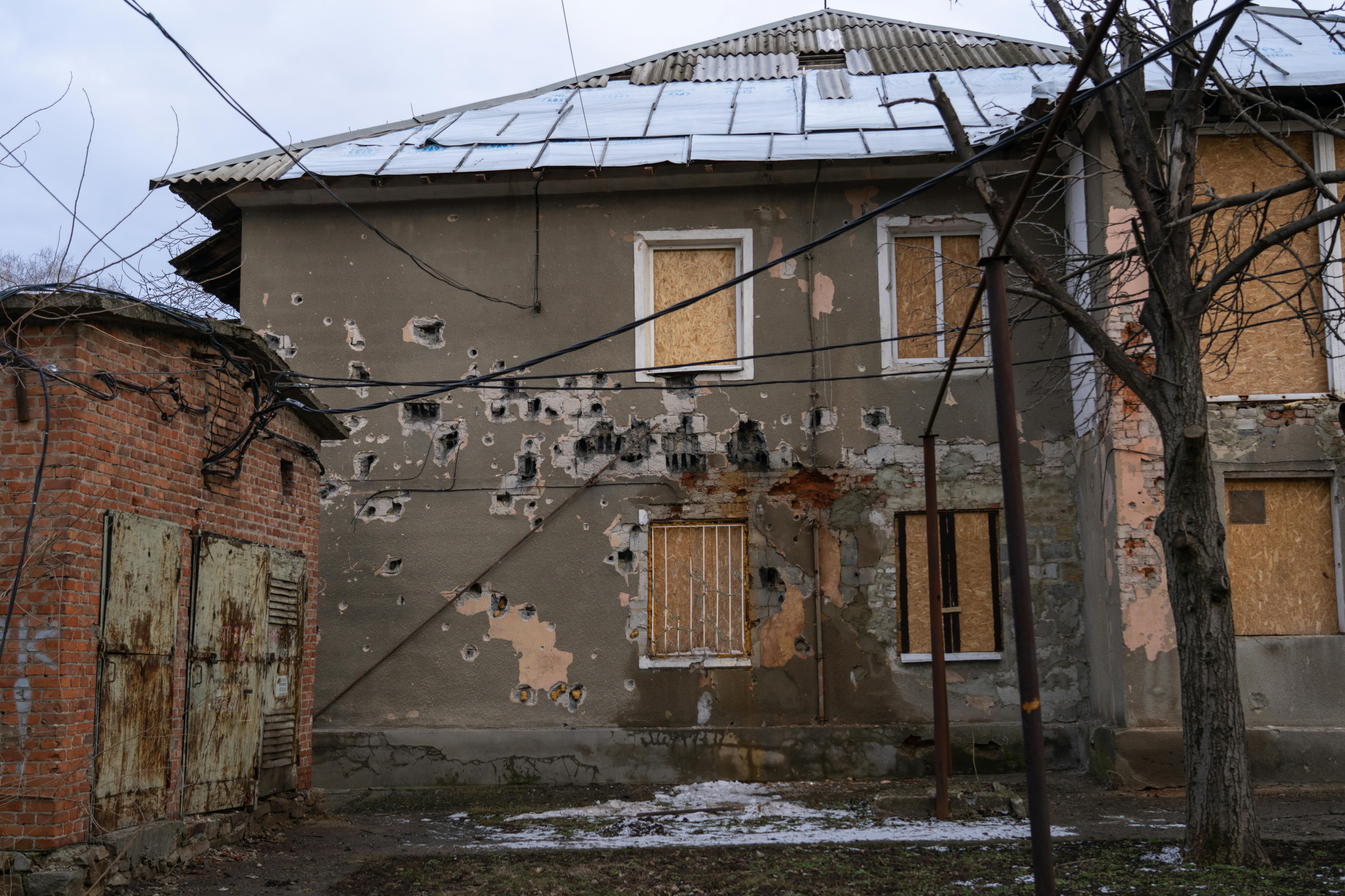 La casa dove vivono Vita e suo figlio Serhiy, trivellata di colpi. Siamo in Ucraina, nella città di Kurakhove