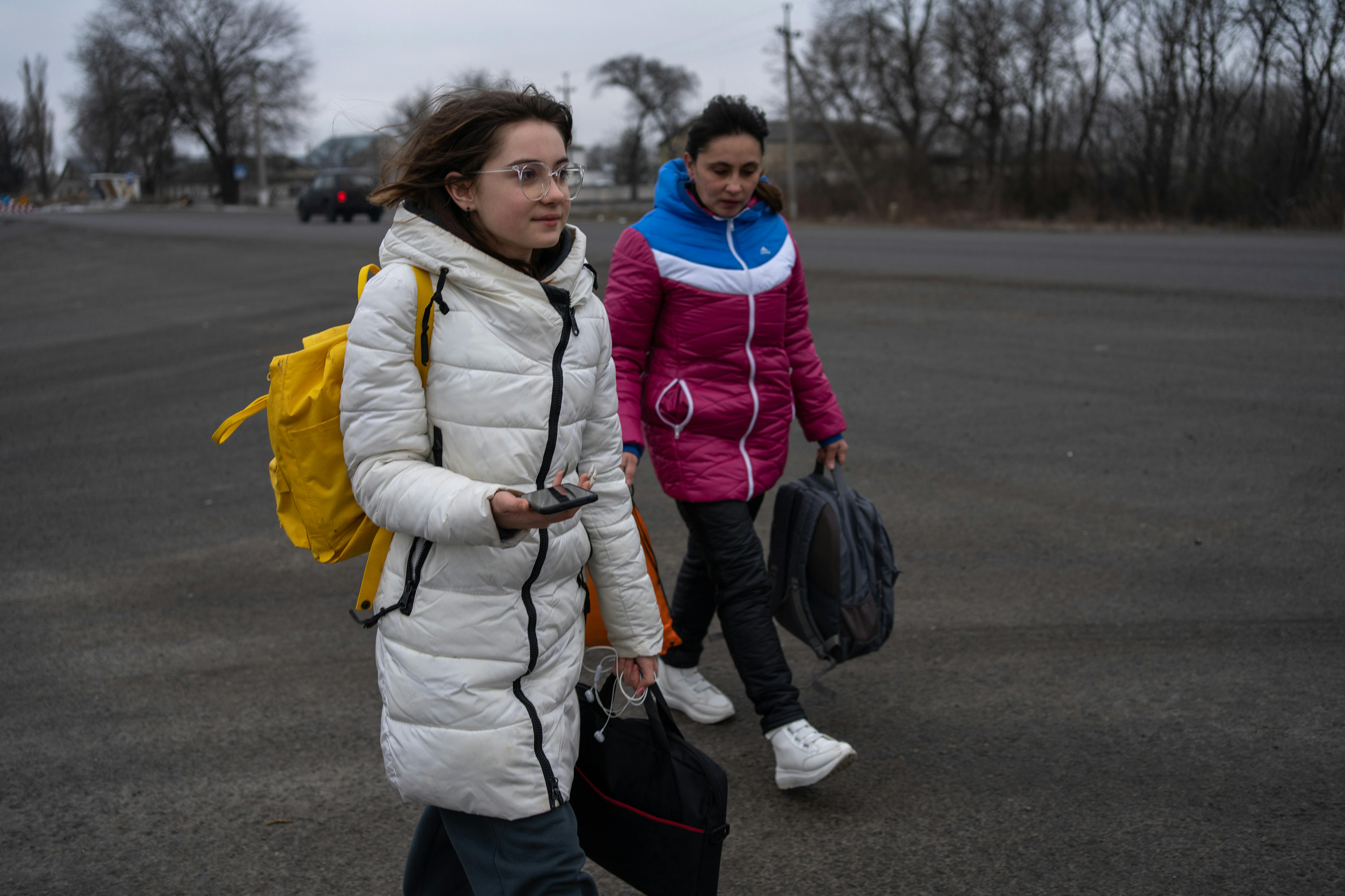 Yana e sua figlia Alyona, 13 anni, stanno aspettando l'autobus per l'evacuazione. Sono nella zona di Kurakhove, in Ucraina, dove da inizio anno i bombardamenti sono sempre più intensi