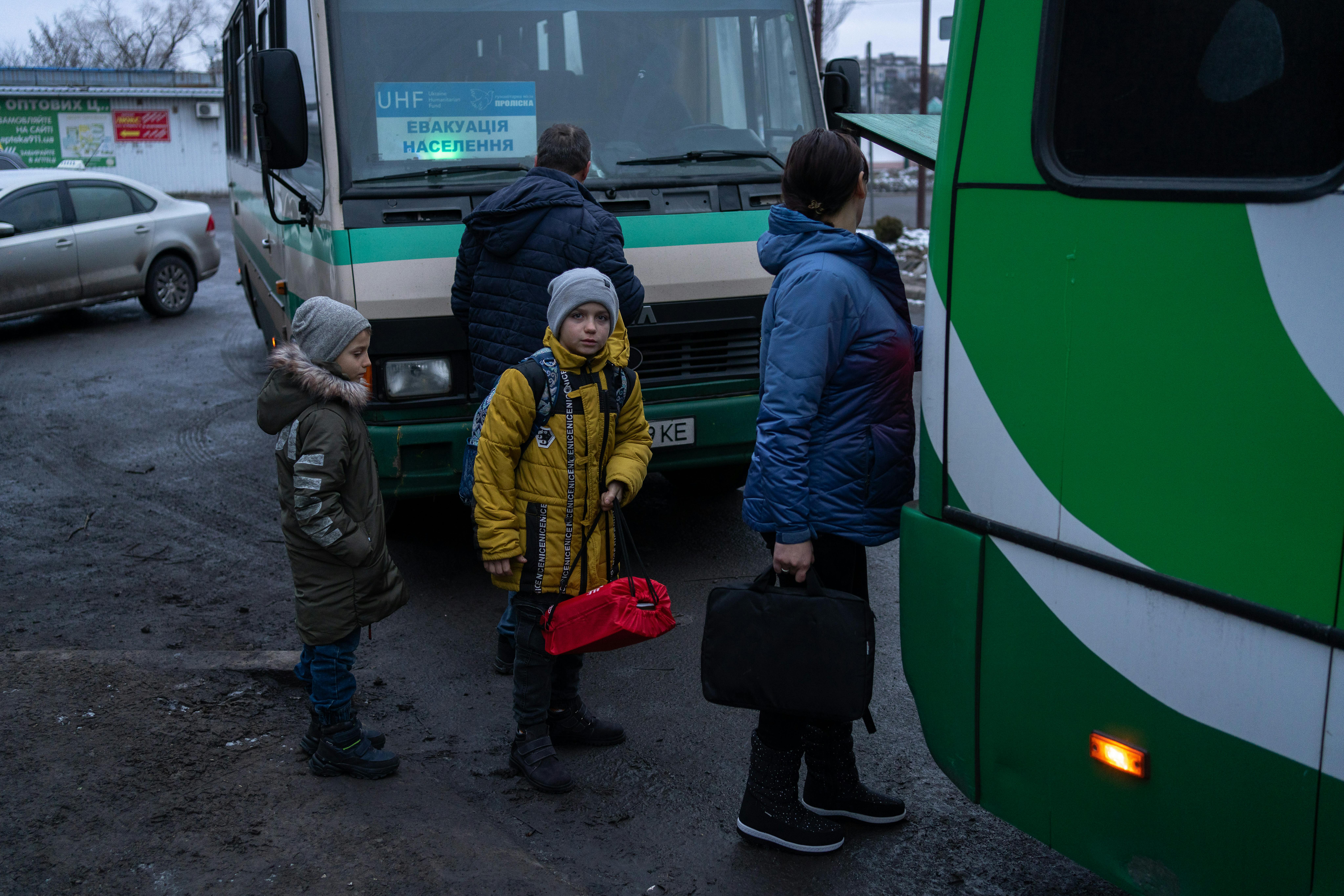 Mykyta, 10 anni, Serhiy 6 anni stanno salendo sull'autobus.