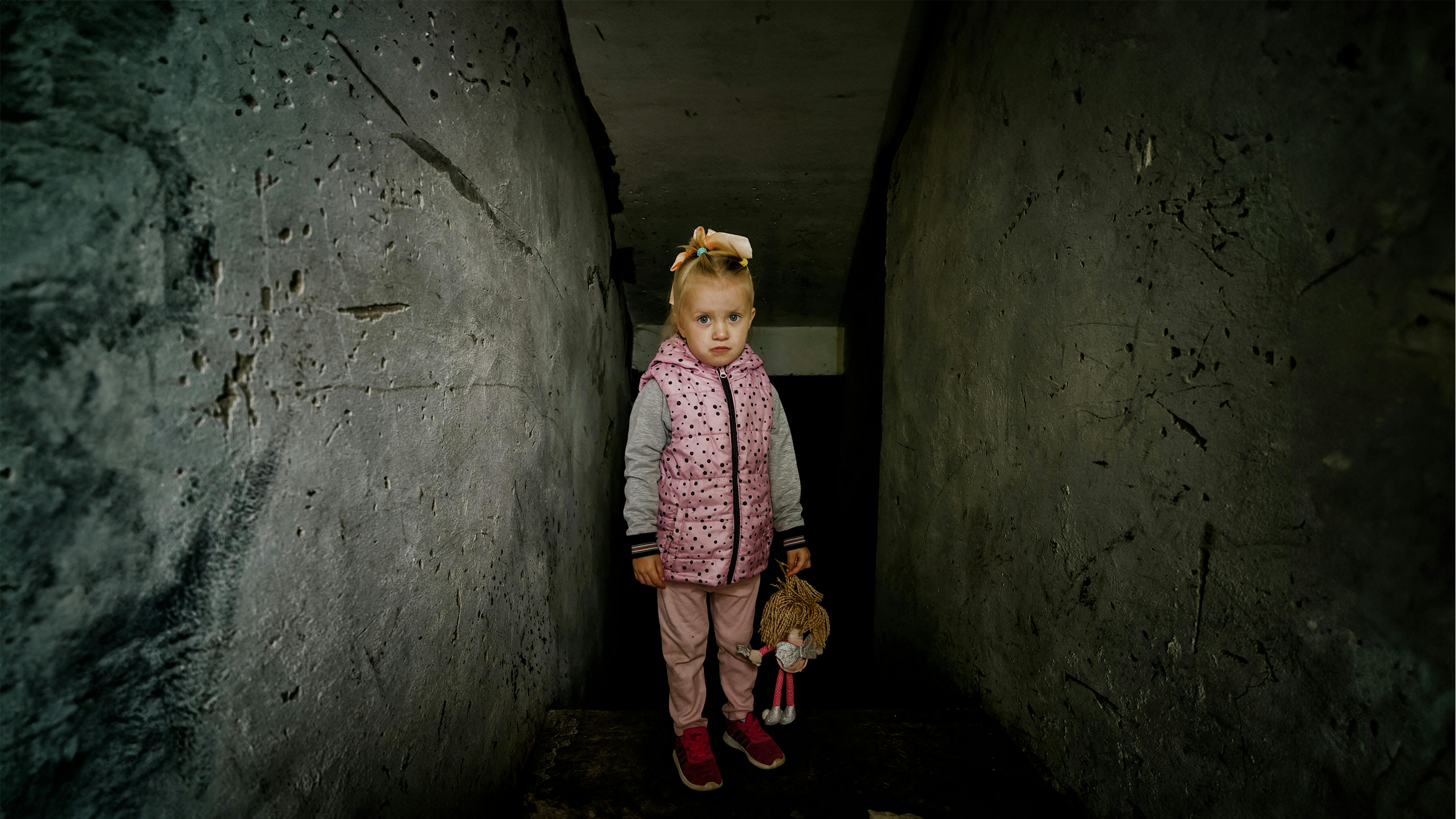 Milana, quattro anni, si trova davanti al locale caldaia distrutto del suo asilo.