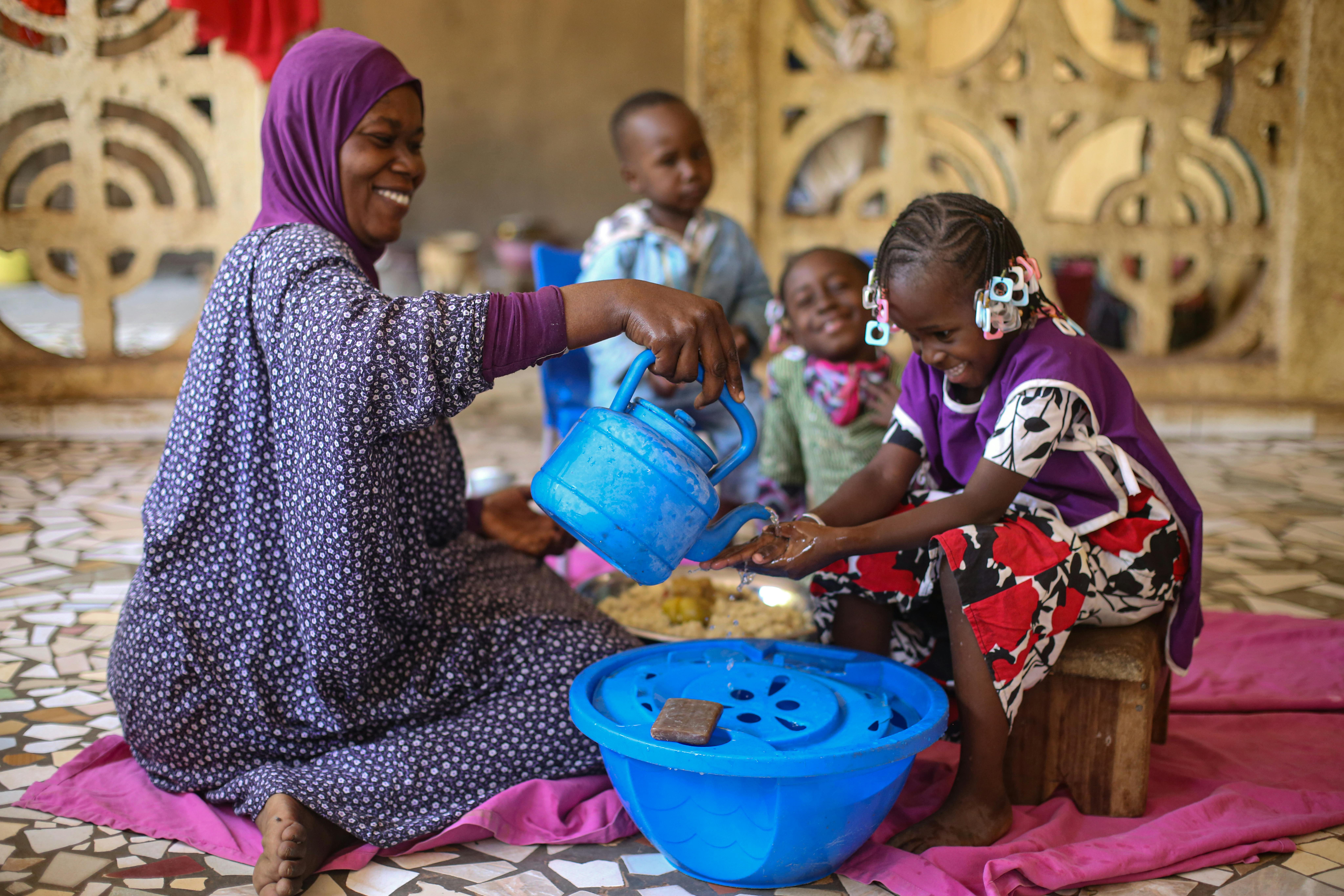 Aissata, istruttrice responsabile presso il Centro di Sviluppo della Prima Infanzia in Mali, insegna ai bambini alcuni principi sull'igiene