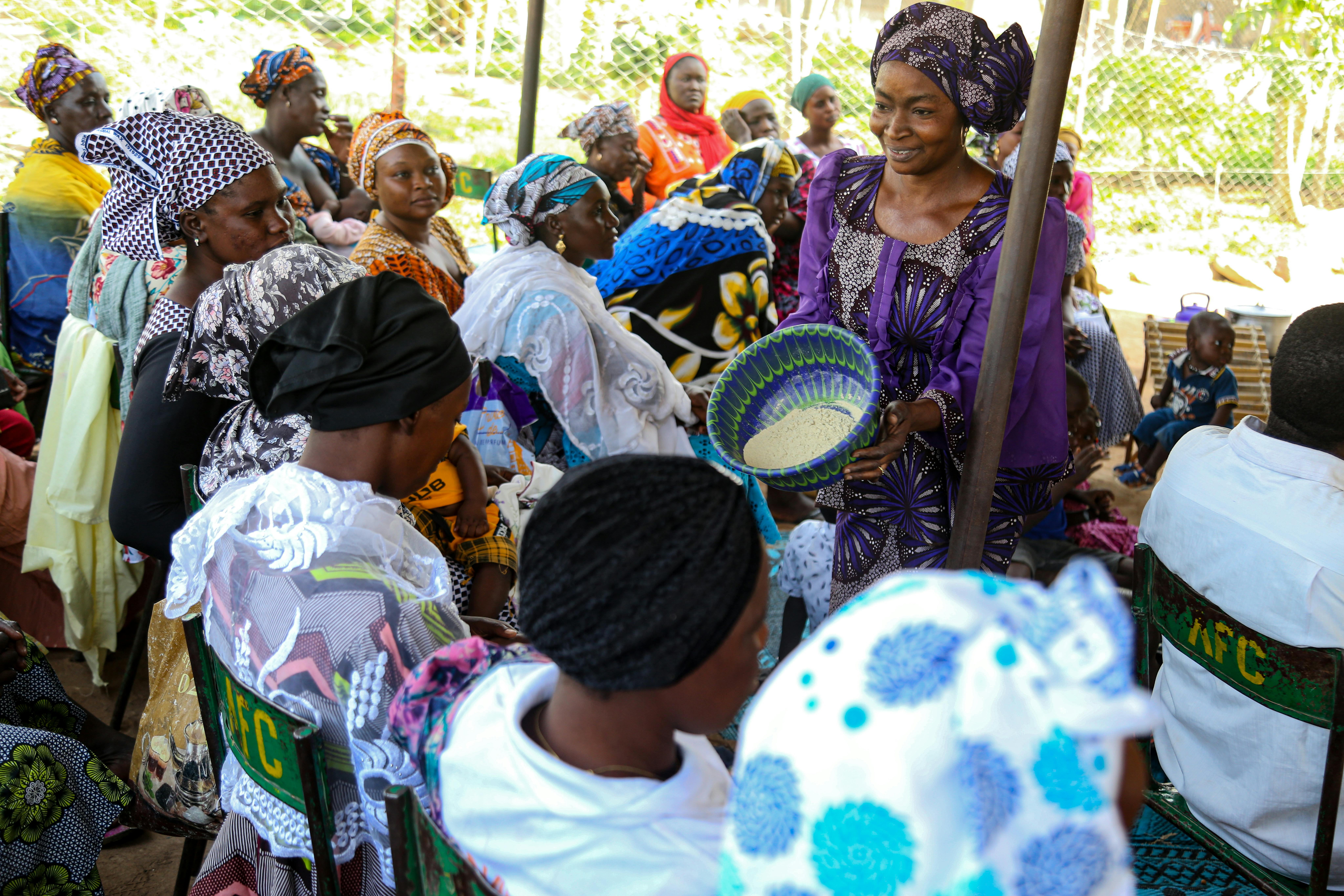 Per lottare efficacemente contro la malnutrizione infantile nella regione di Ségou, la signora Coulibaly Pinda Djodo Sam in giallo e Raissa Delphine Siané stanno portando avanti un'attività culinaria con le donne di Cinzana nella regione di Ségou.