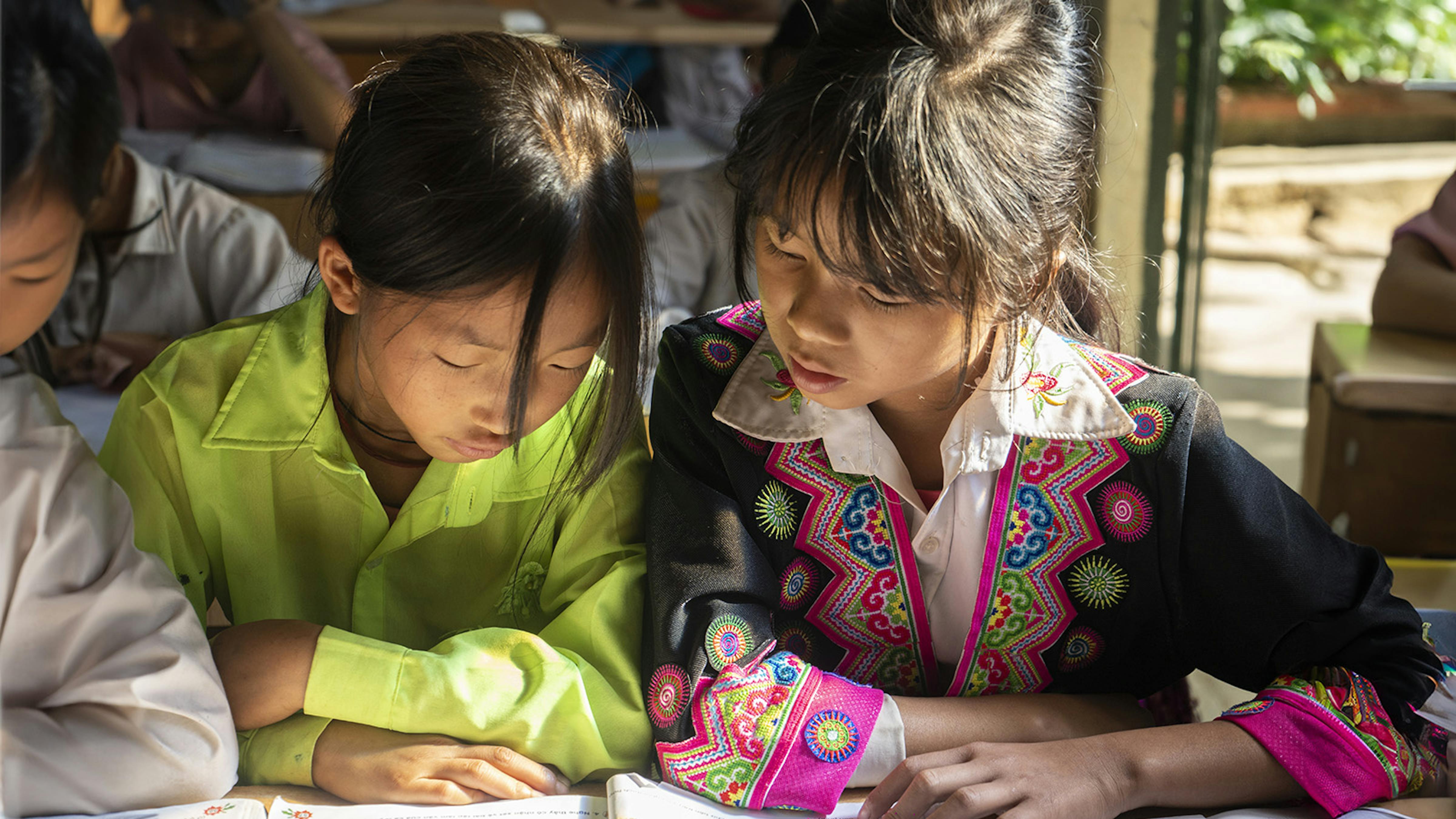 Vietnam - due bambine presso la scuola elementare Ta Te, comune di Noong U, distretto di Dien Bien Dong