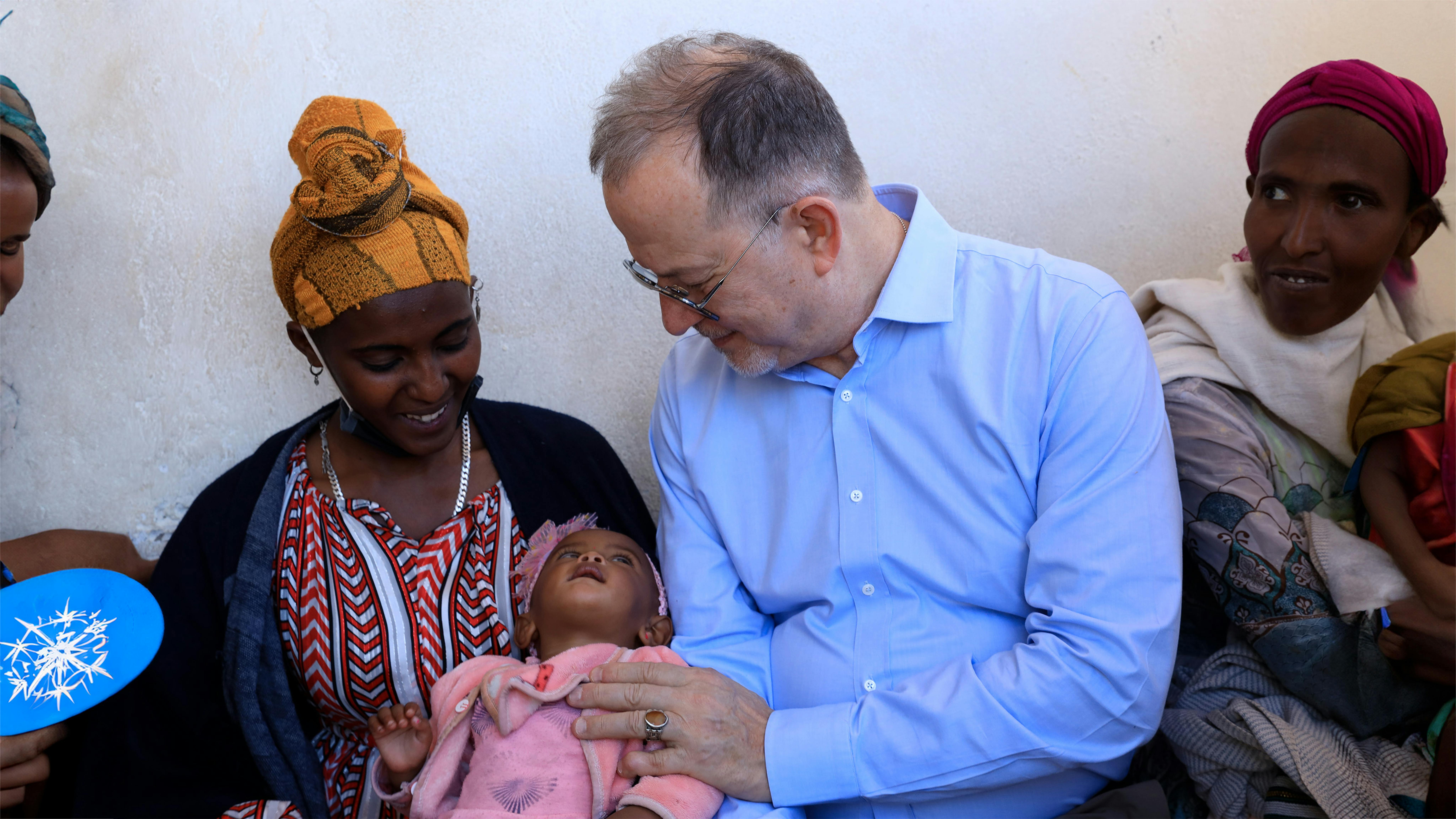 Etiopia - il vicedirettore esecutivo dell'UNICEF, Ted Chaiban, con Eyerusalem e la sua piccola Eleni, in un centro sanitario sostenuto dall'UNICEF