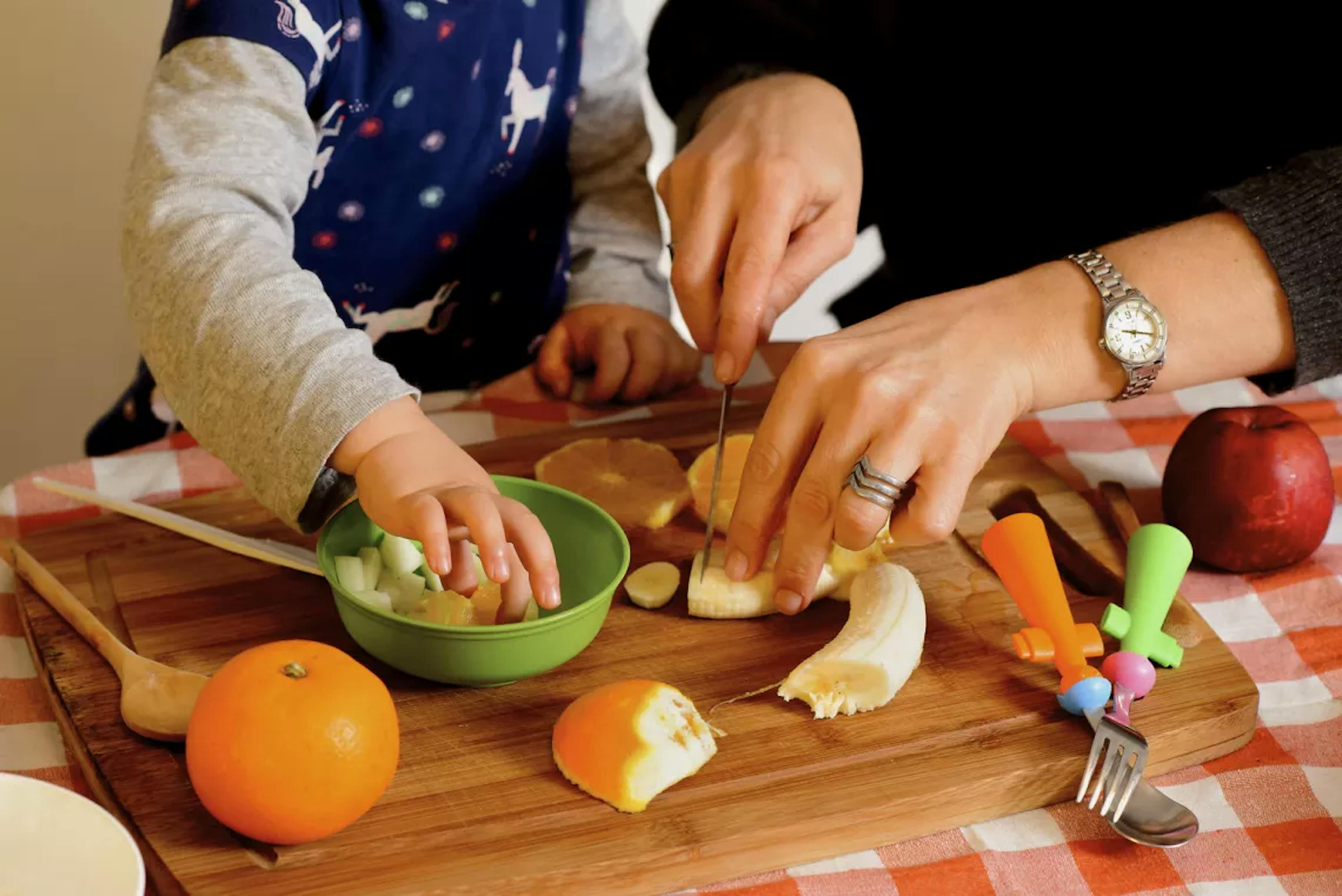 La preparazione di un pasto in famiglia: frutta fresca per mamma e bambino