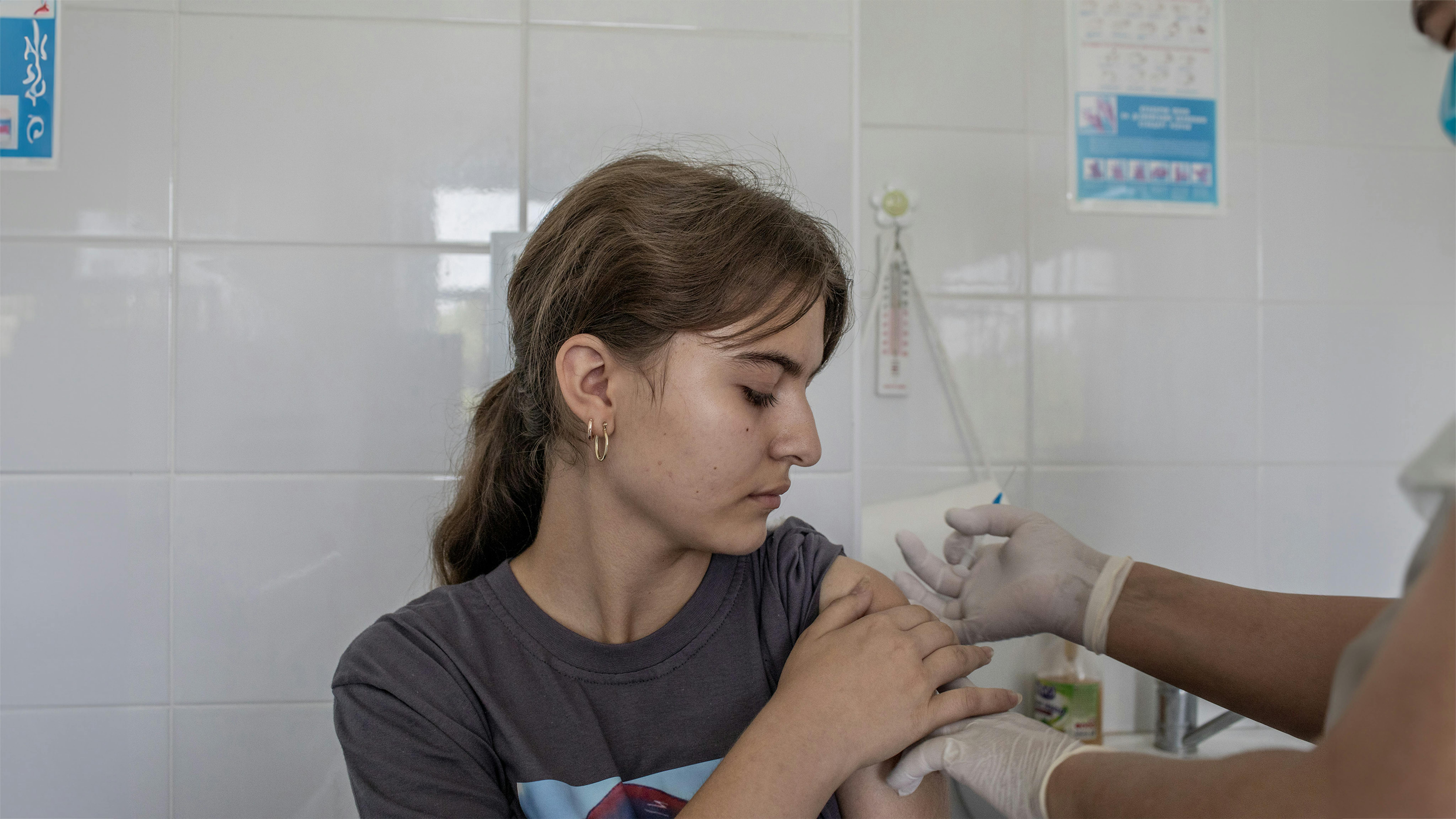Asmina Vistina, 14 anni, riceve una dose di vaccino HPV, somministrata dall'infermiera vaccinatrice Shoira Gafurova, 54 anni, presso la Clinica familiare n. 2 della città di Samarcanda in Uzbekistan