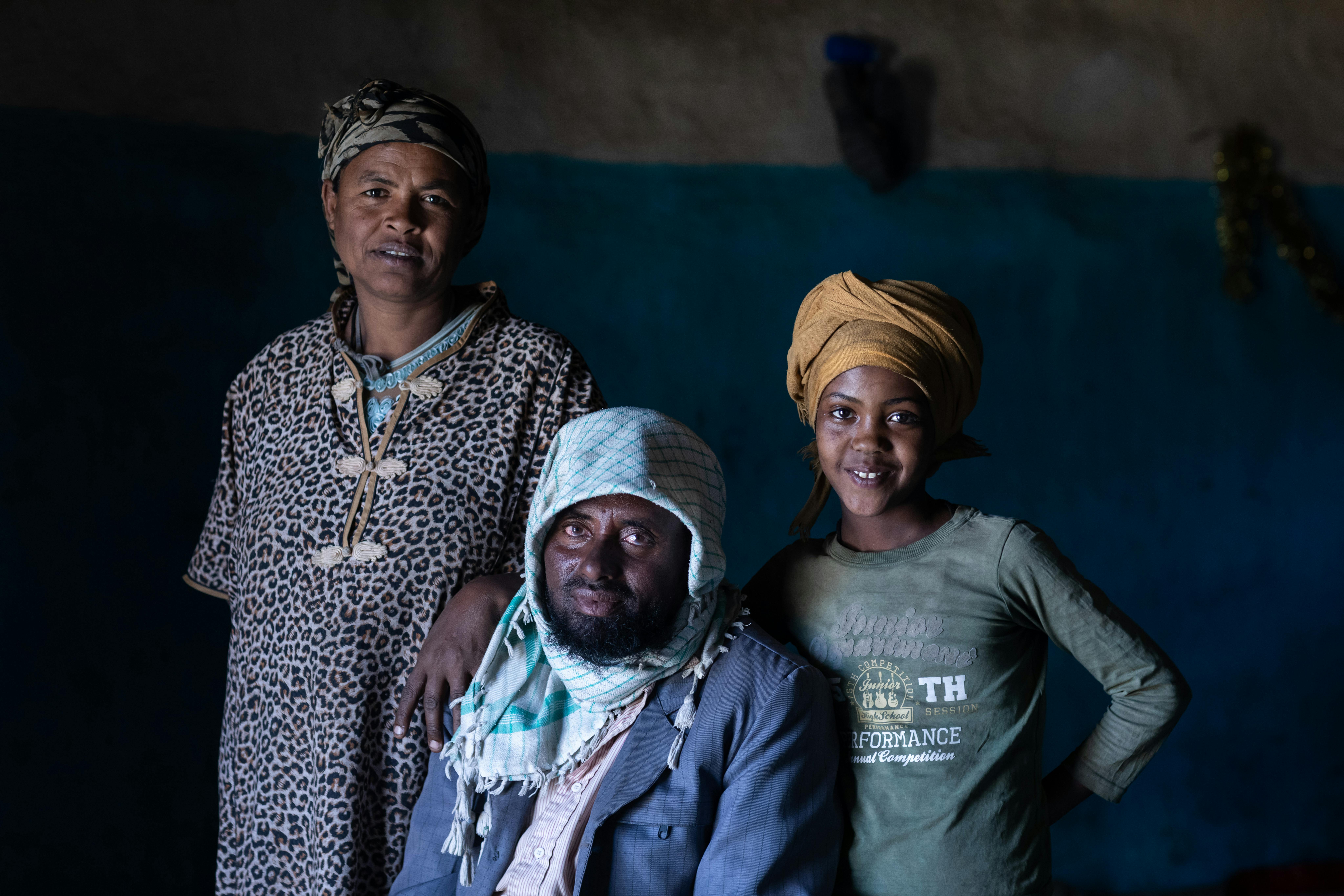 Etiopia, Mekiya a casa insieme ai genitori. Stava per essere mutilata per desiderio di sua madre, ma suo padre Mude Mohammed era contrario all'idea