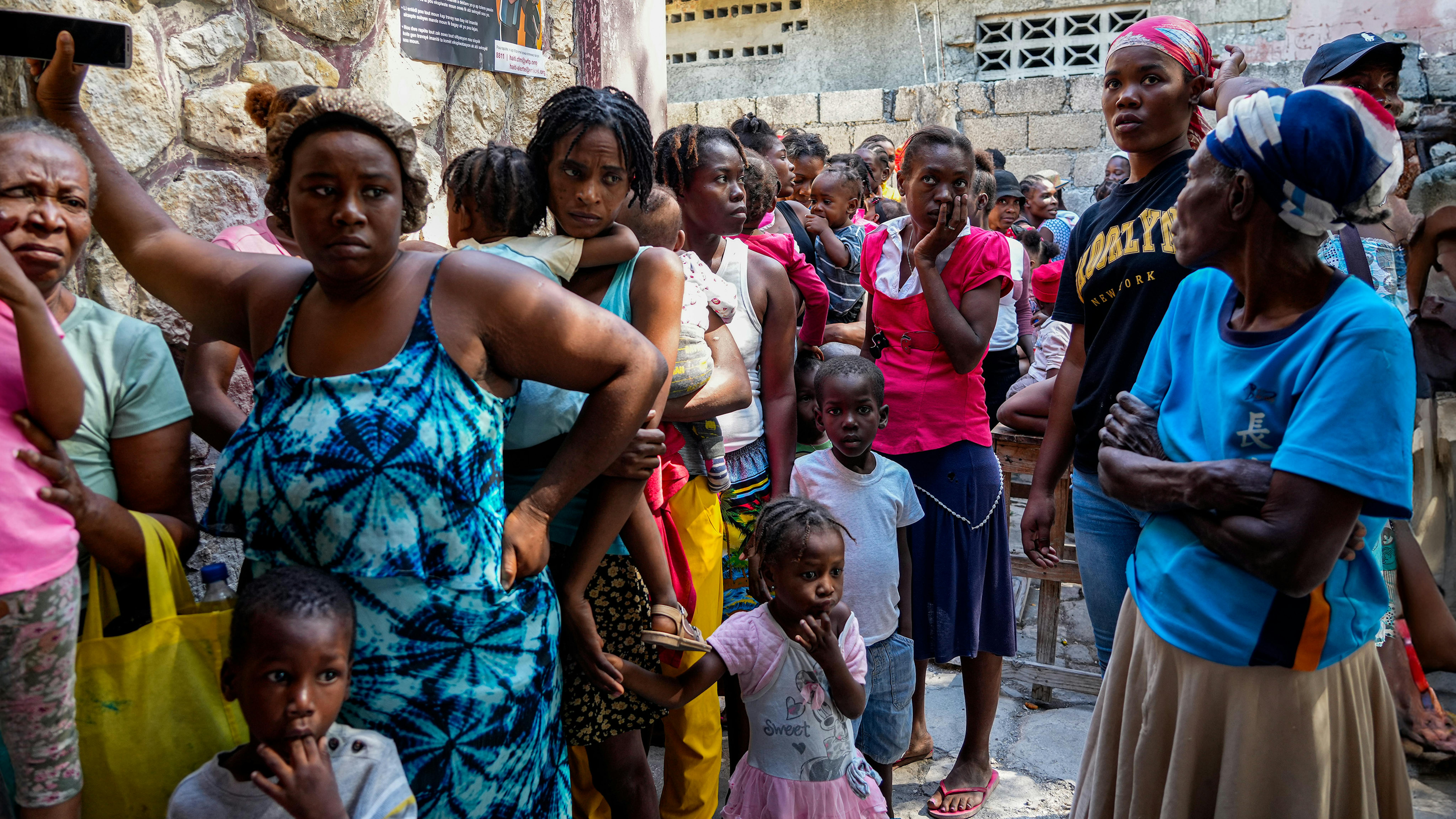 Nel cuore di Port-au-Prince, la capitale di Haiti, l’escalation di violenza è diventata una triste realtà. In meno di due settimane, questa violenza ha portato allo sfollamento di 2.500 persone, la maggior parte delle quali erano donne e bambini.