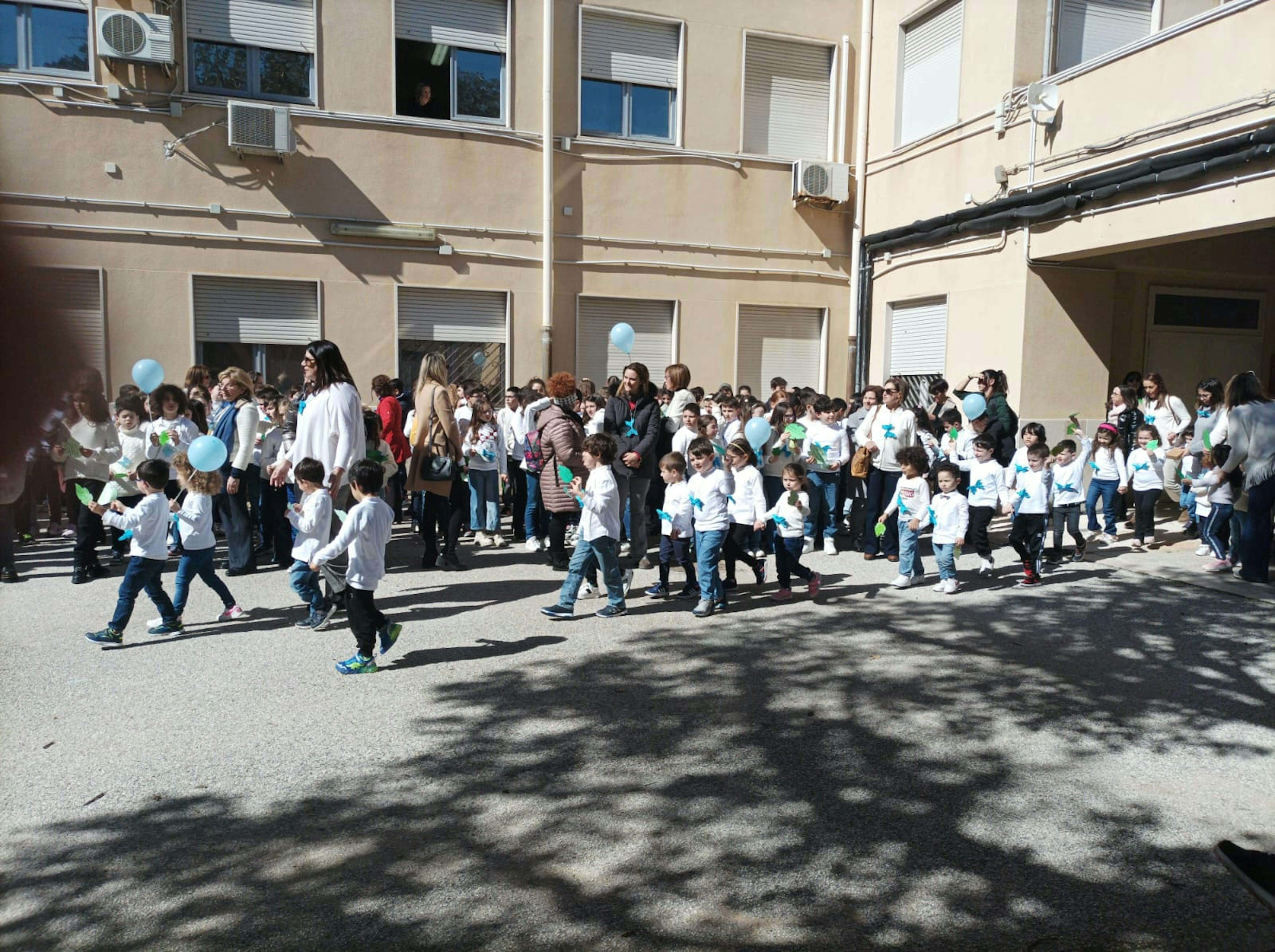 I bambini nel cortile della scuola