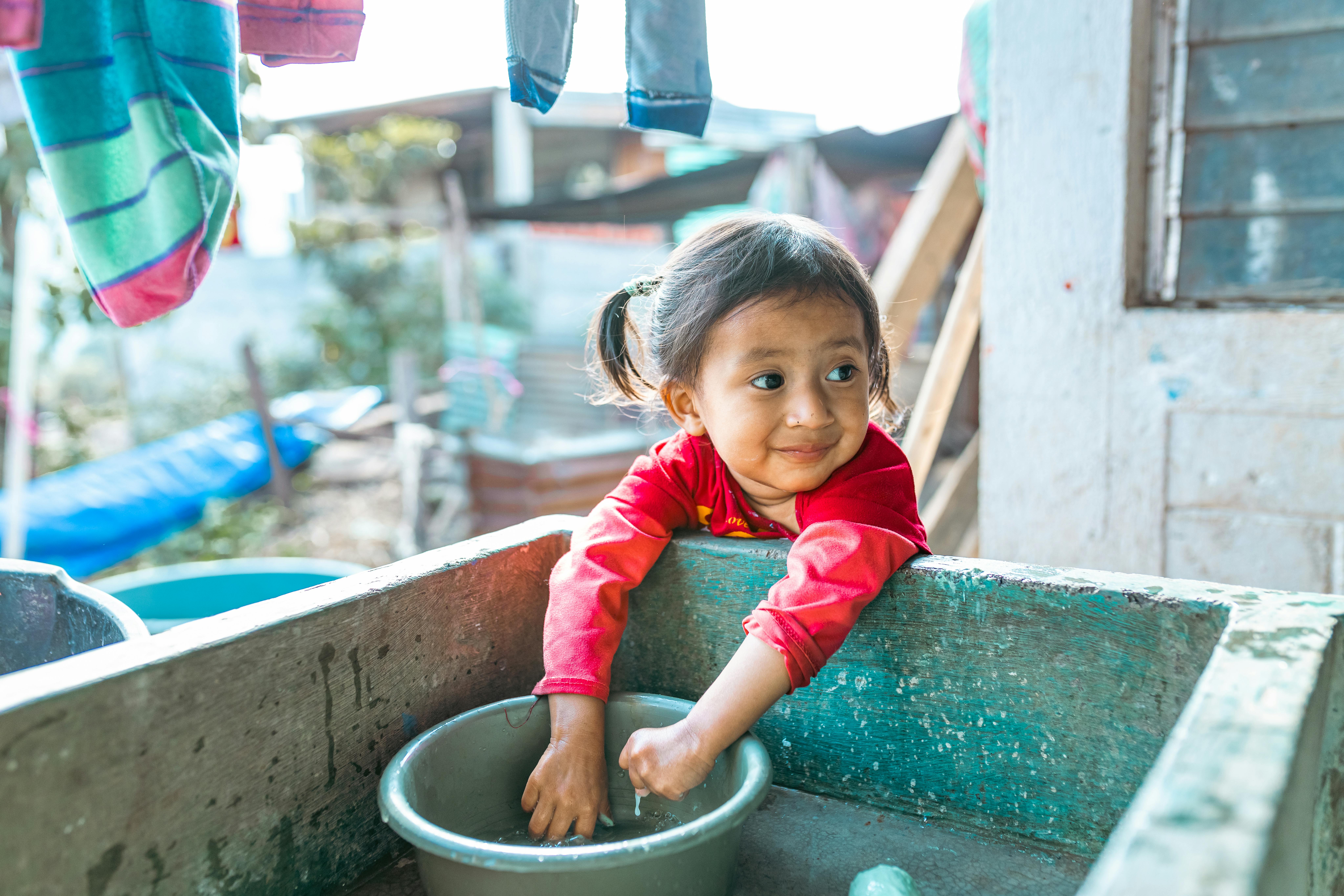 Nel villaggio di La Pistam Nebaj, María Cristina (2 anni) si lava le mani. In Guatemala solo il 56% della popolazione ha accesso a servizi di acqua potabile sicura