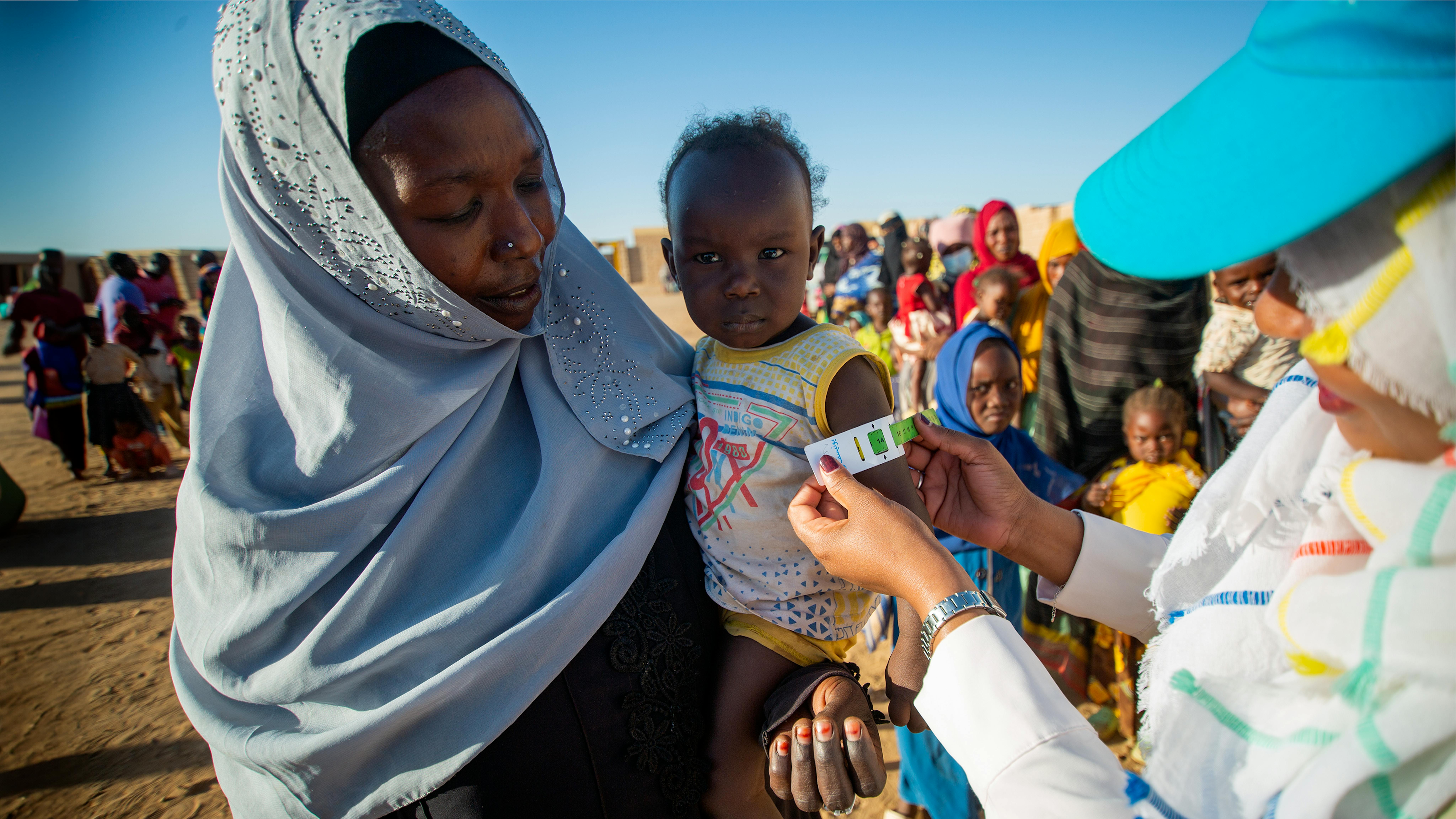 I bambini sfollati vengono sottoposti a screening per la malnutrizione durante la campagna integrata dell'UNICEF su salute, nutrizione e WASH presso il punto di raccolta di Alnahda, nello stato del fiume Nilo.