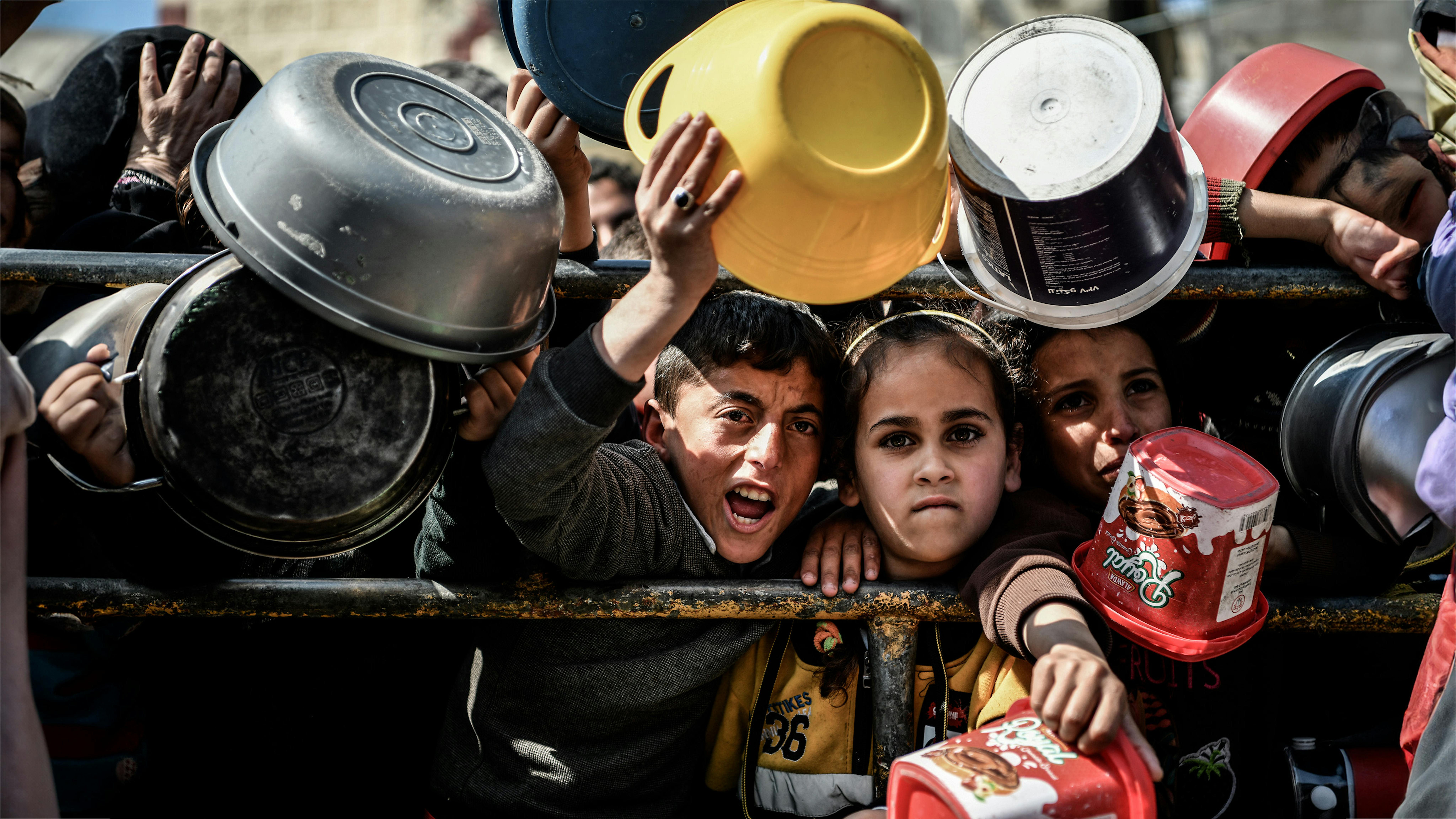 Muhammad, 11 anni e Reham, 9 anni, stanno davanti a uno dei centri di distribuzione alimentare a Rafah, a sud della Striscia di Gaza.