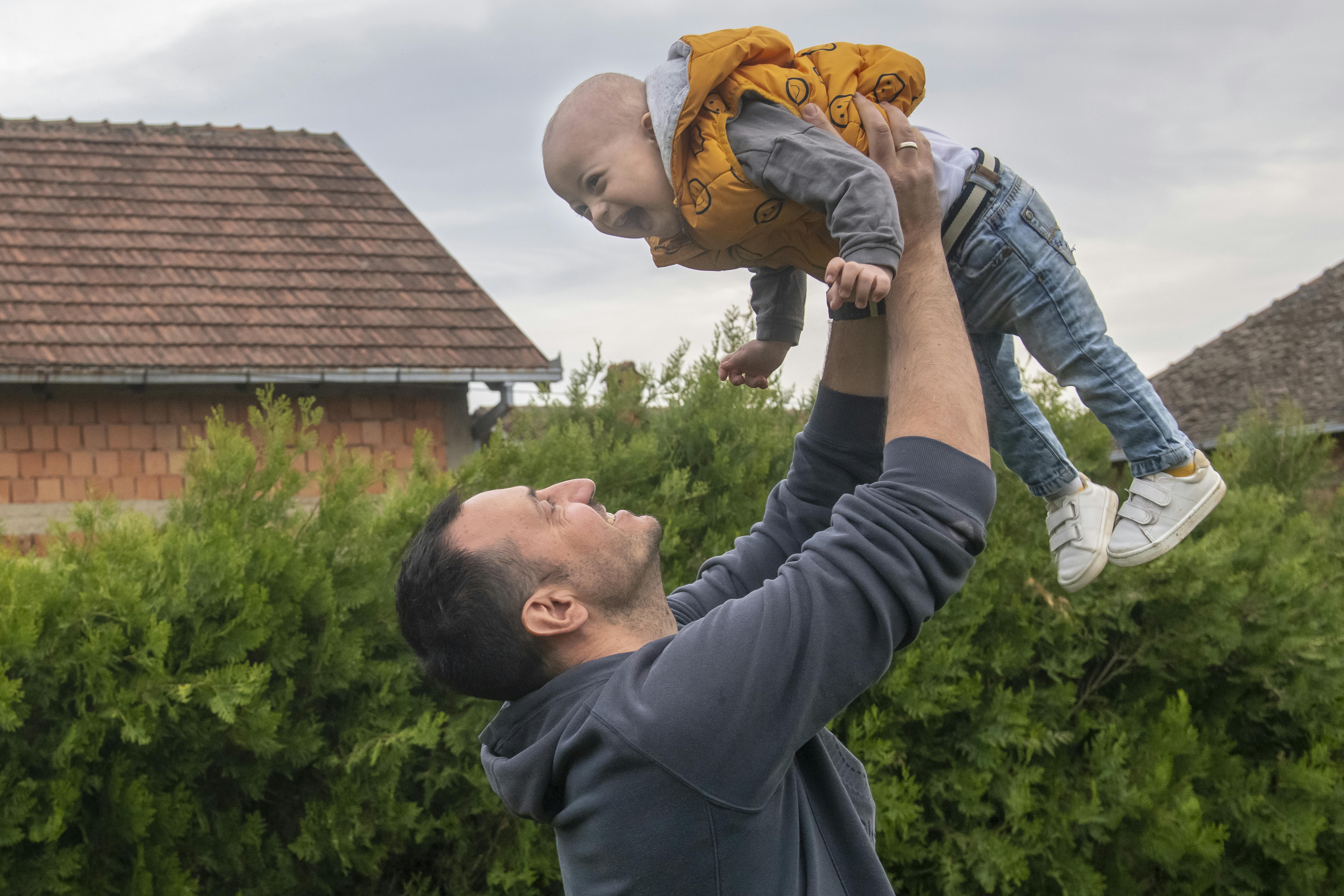 Serbia: Milan Radosavljevic gioca con il piccolo Andrija Radosavljevic di 3 anni