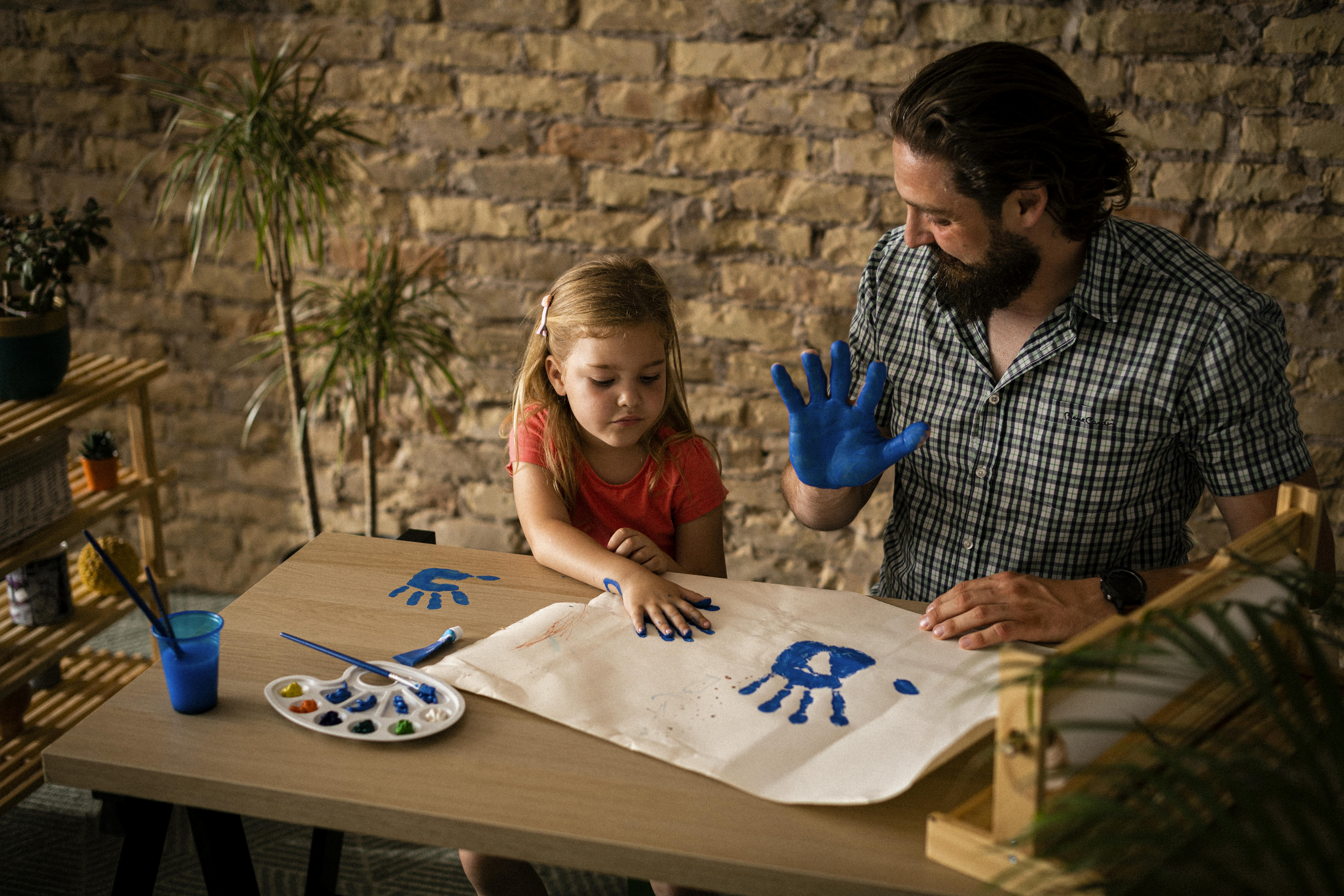Serbia: questo papà sta pitturando insieme a sua figlia con l'utilizzo delle mani