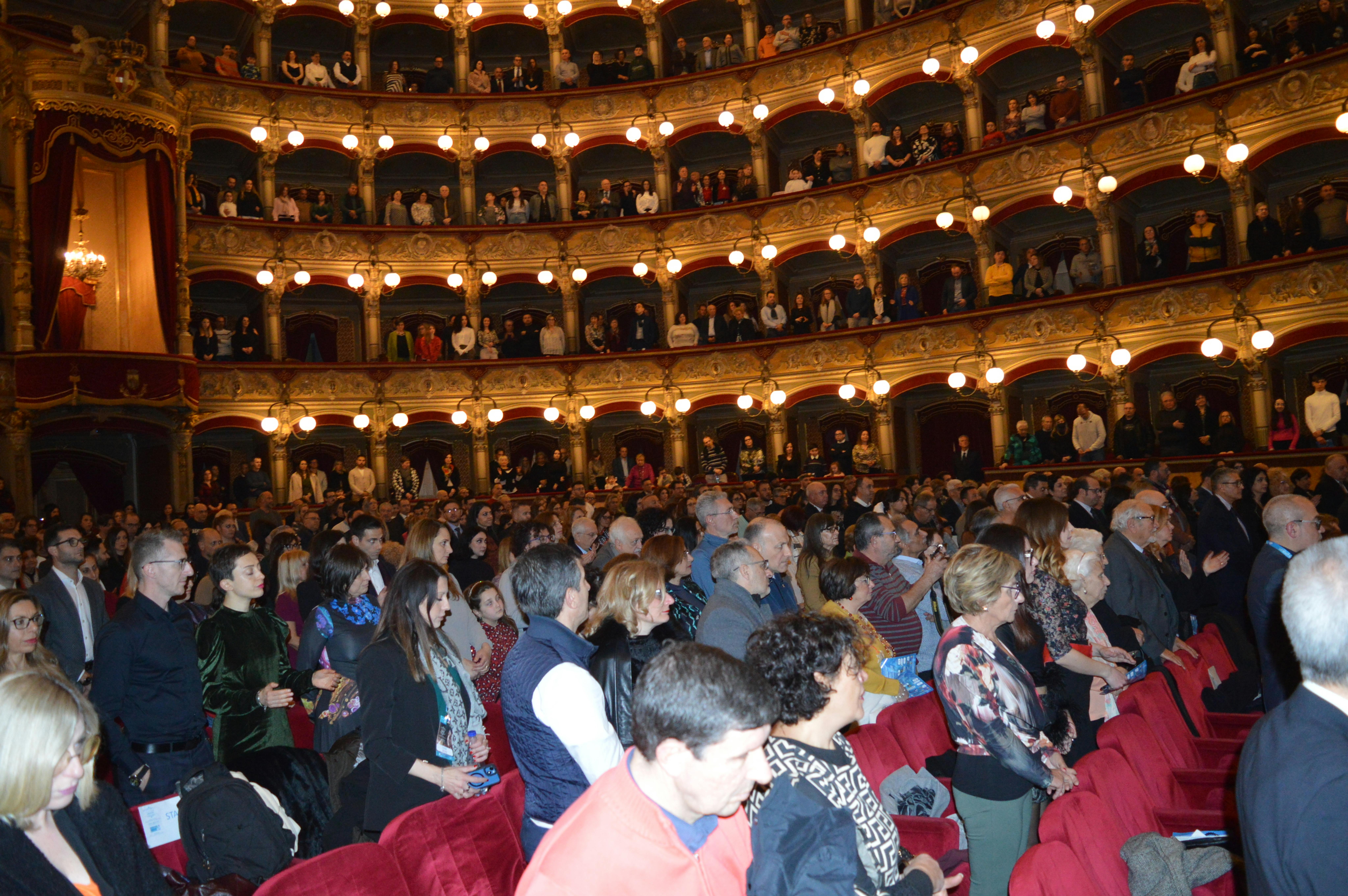 il teatro Bellini gramito di folla