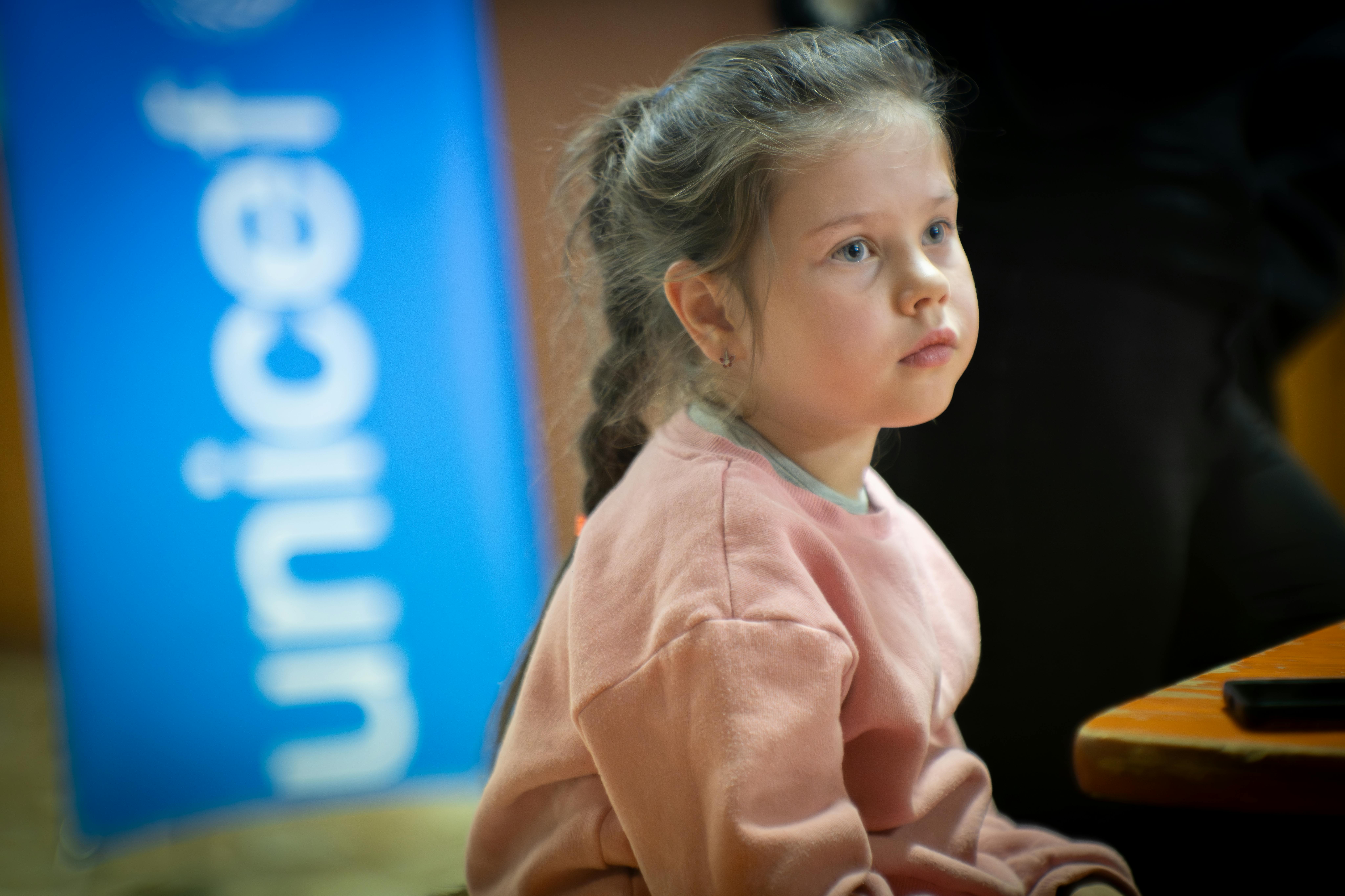 Bambina durante un laboratorio UNICEF a Milano