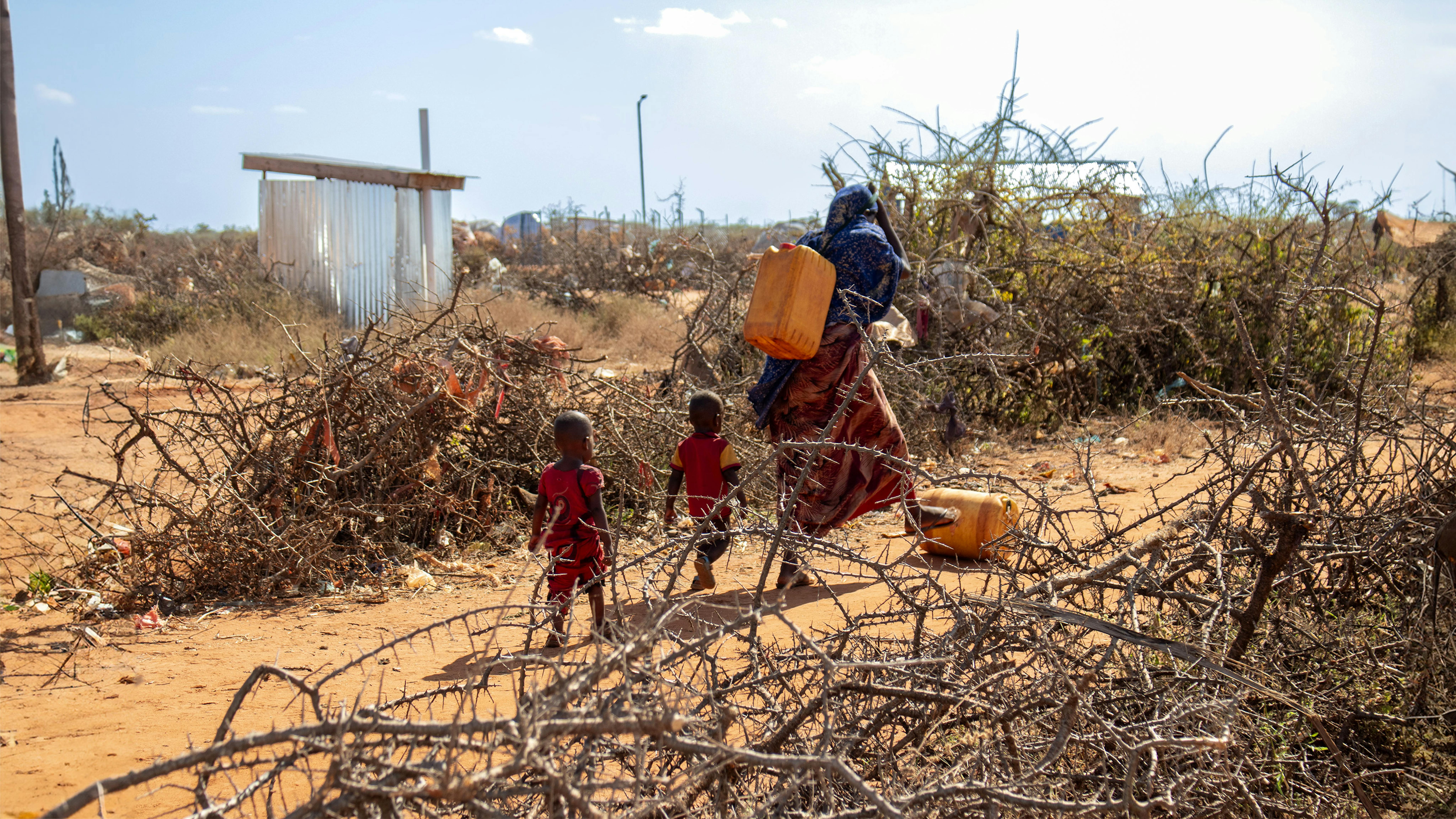 Somalia Donne e bambini vanno a prendere l'acqua al punto d'acqua degli sfollati di Kahary