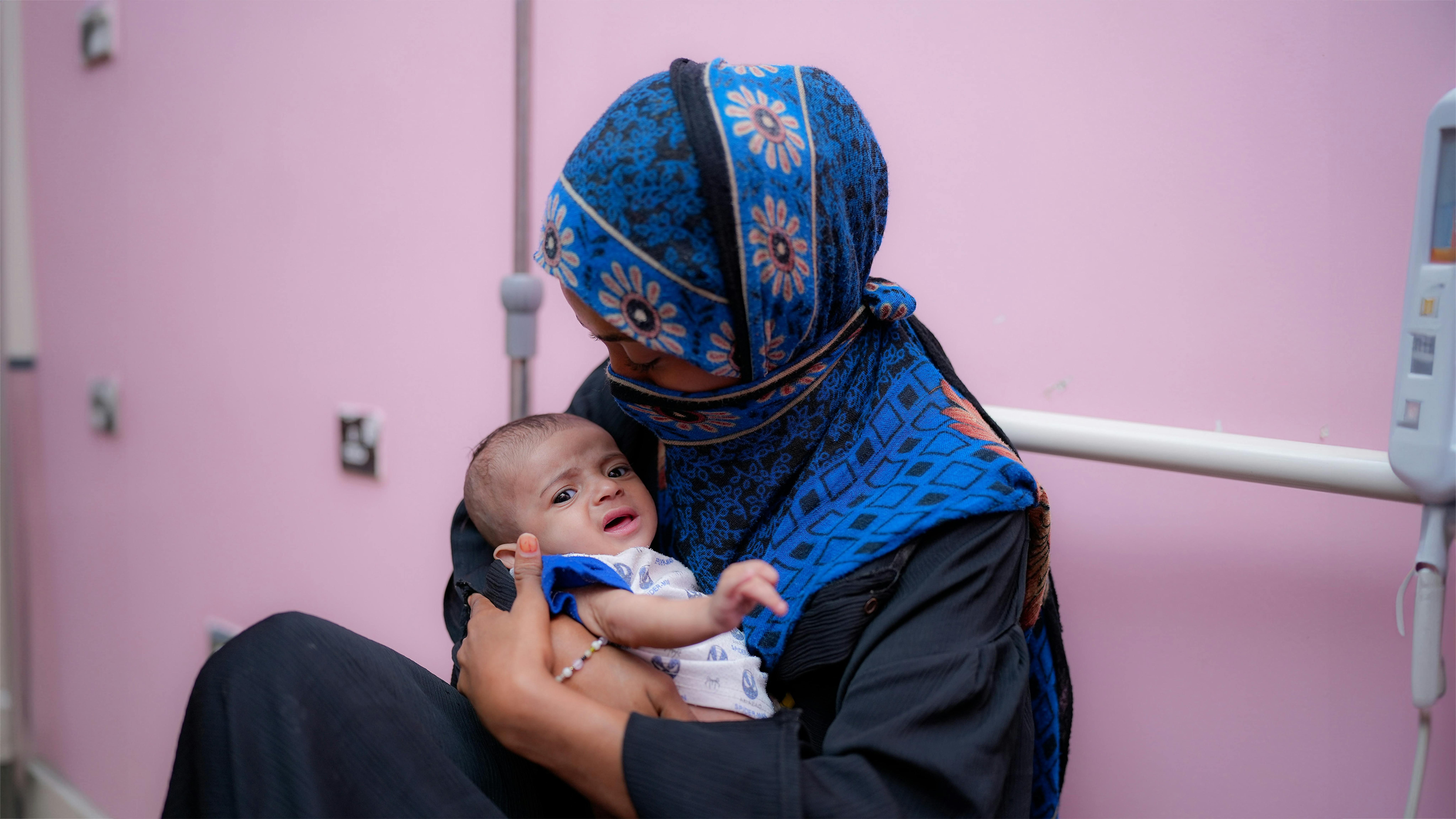 Yemen Il bambino malnutrito Sanad con la madre seduto sul letto del reparto di malnutrizione dell'ospedale Ibn Khaldoon di Lahj,