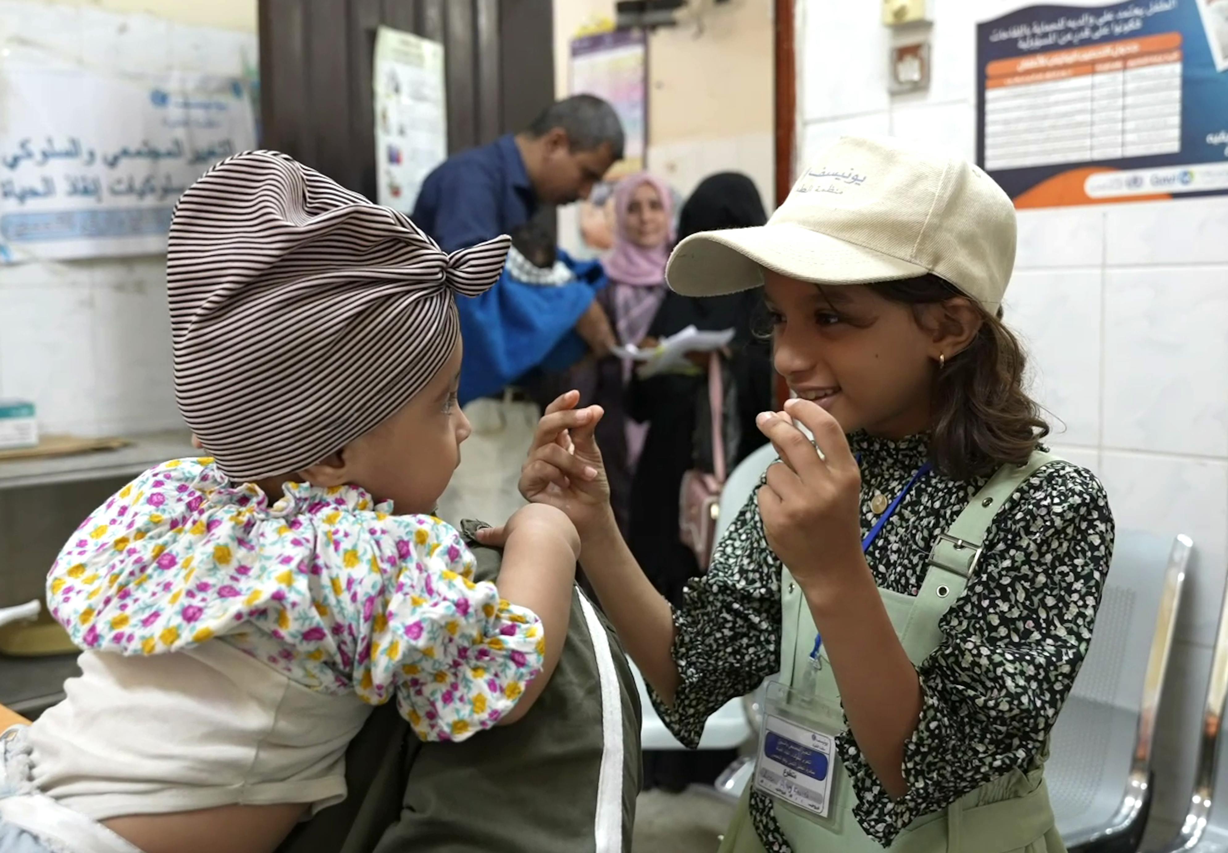 Leen Helmi, bambina di 10 anni del programma “sponsor a child” gioca con un bambino nella struttura sanitaria Al-Tawahi ad Aden, nello Yemen.