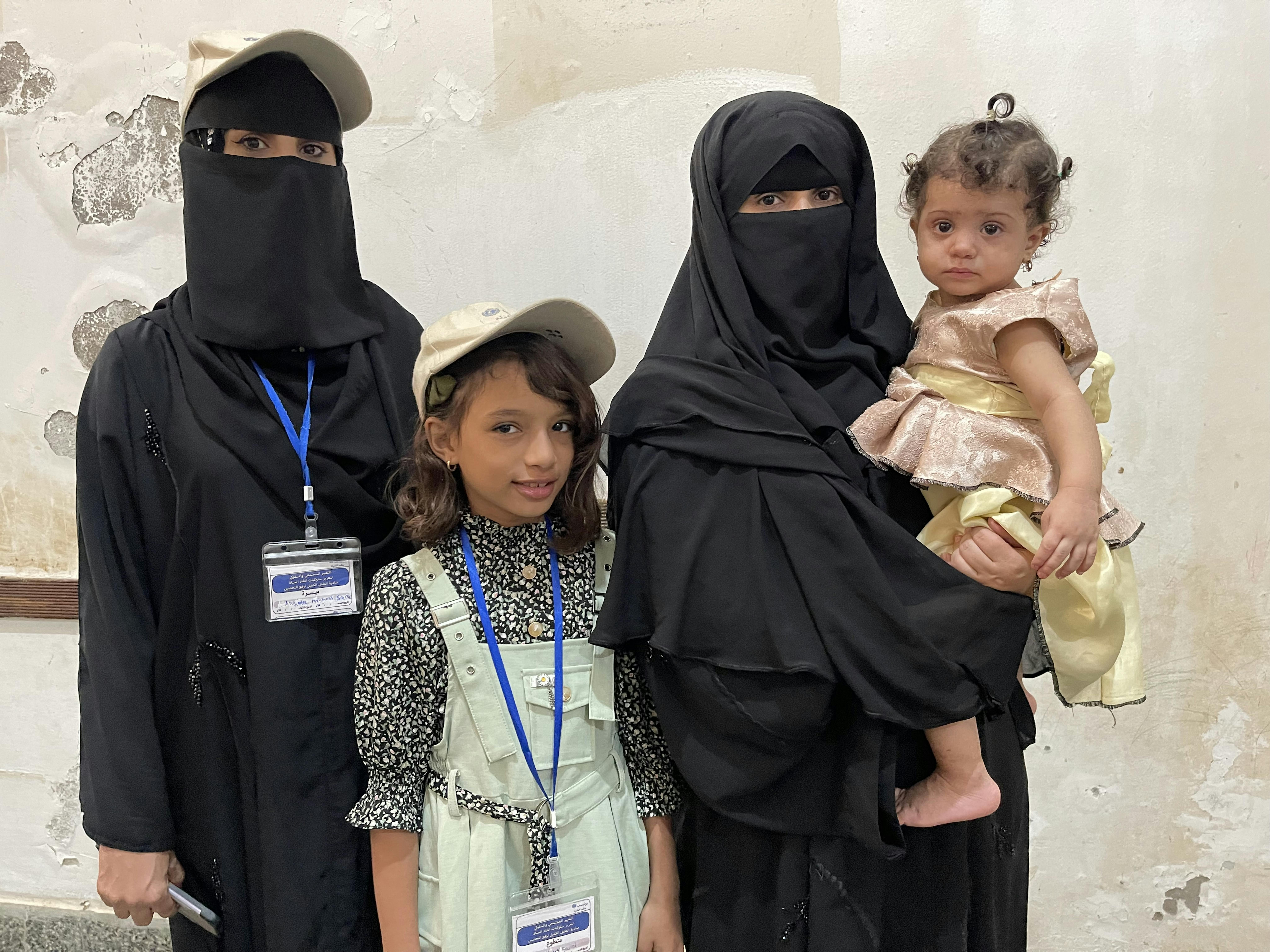 Leen Helmi (seconda da sinistra) visita la casa di Somaia Mohammed (seconda da destra) e di sua figlia (a destra) con una mobilitatrice della comunità adulta, Anjola Mahmoud (a sinistra). Leen è una degli oltre 1.000 sostenitori di bambini e adolescenti di età compresa tra 10 e 17 anni che hanno contribuito a vaccinare oltre 33.000 bambini nello Yemen meridionale negli ultimi due anni