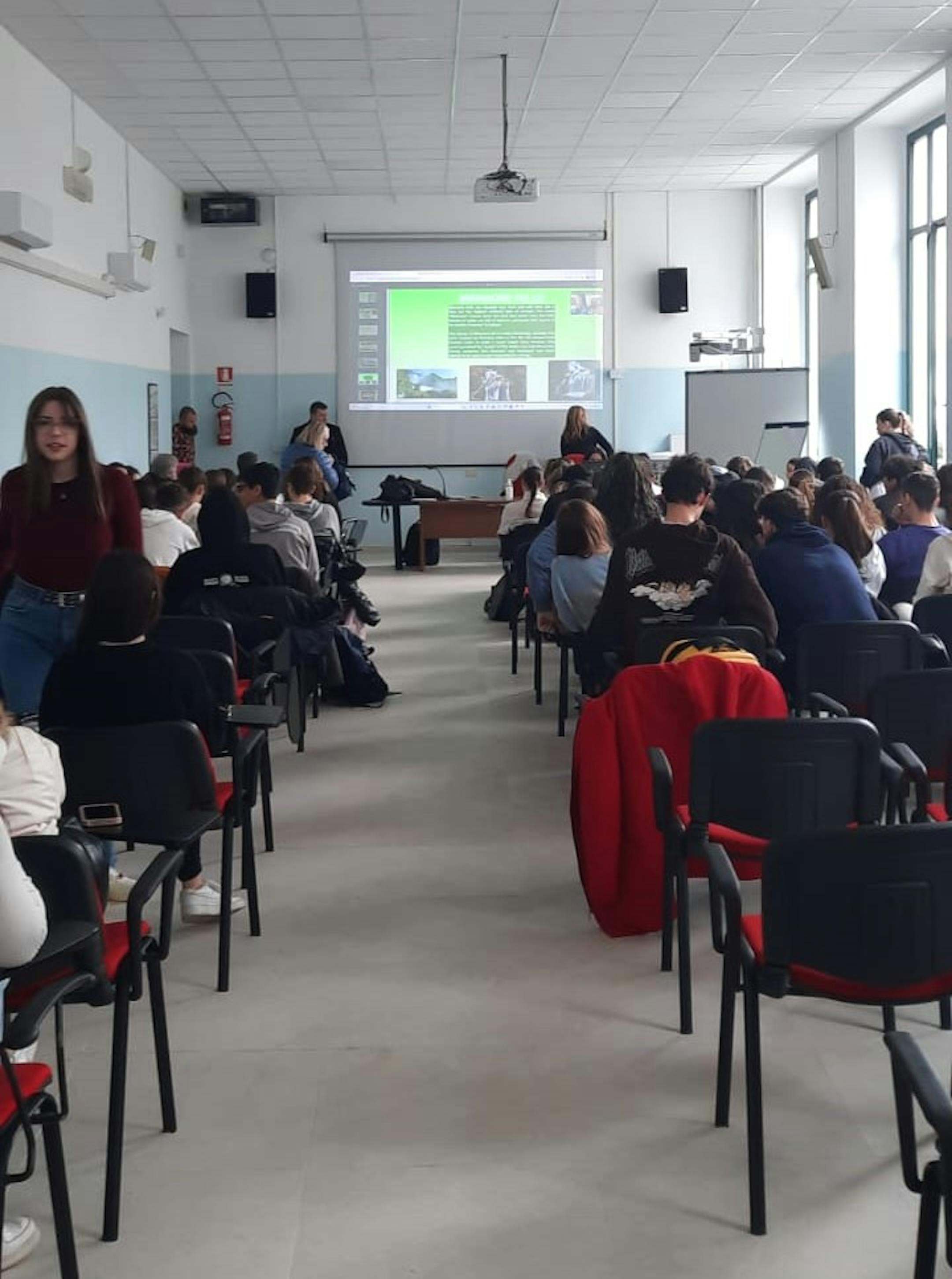 L'aula magna del Liceo Renato Donatelli gremita di studenti