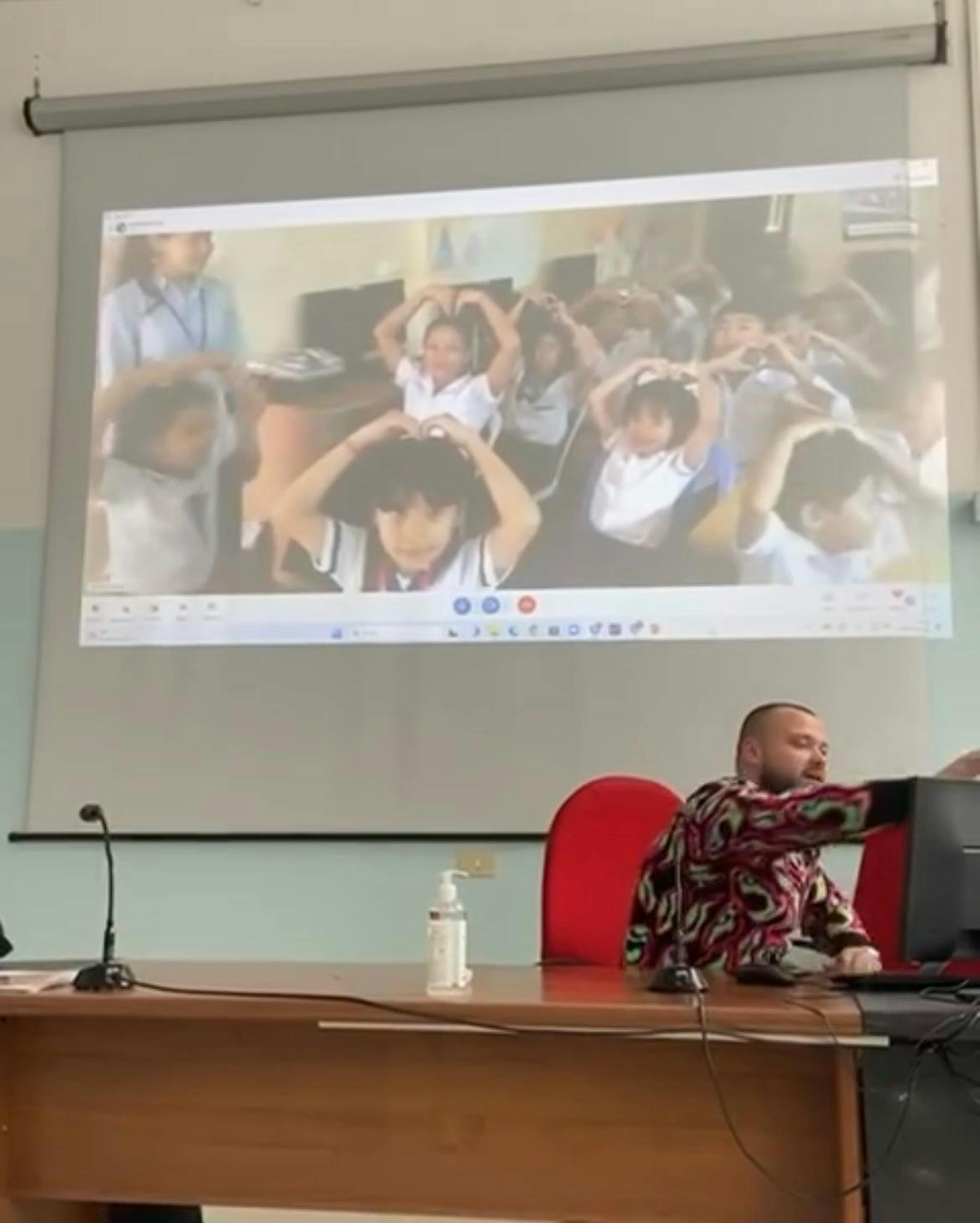 i bambini  della scuola primaria a Phnom Penh che salutano formando un grande cuore con le loro manine