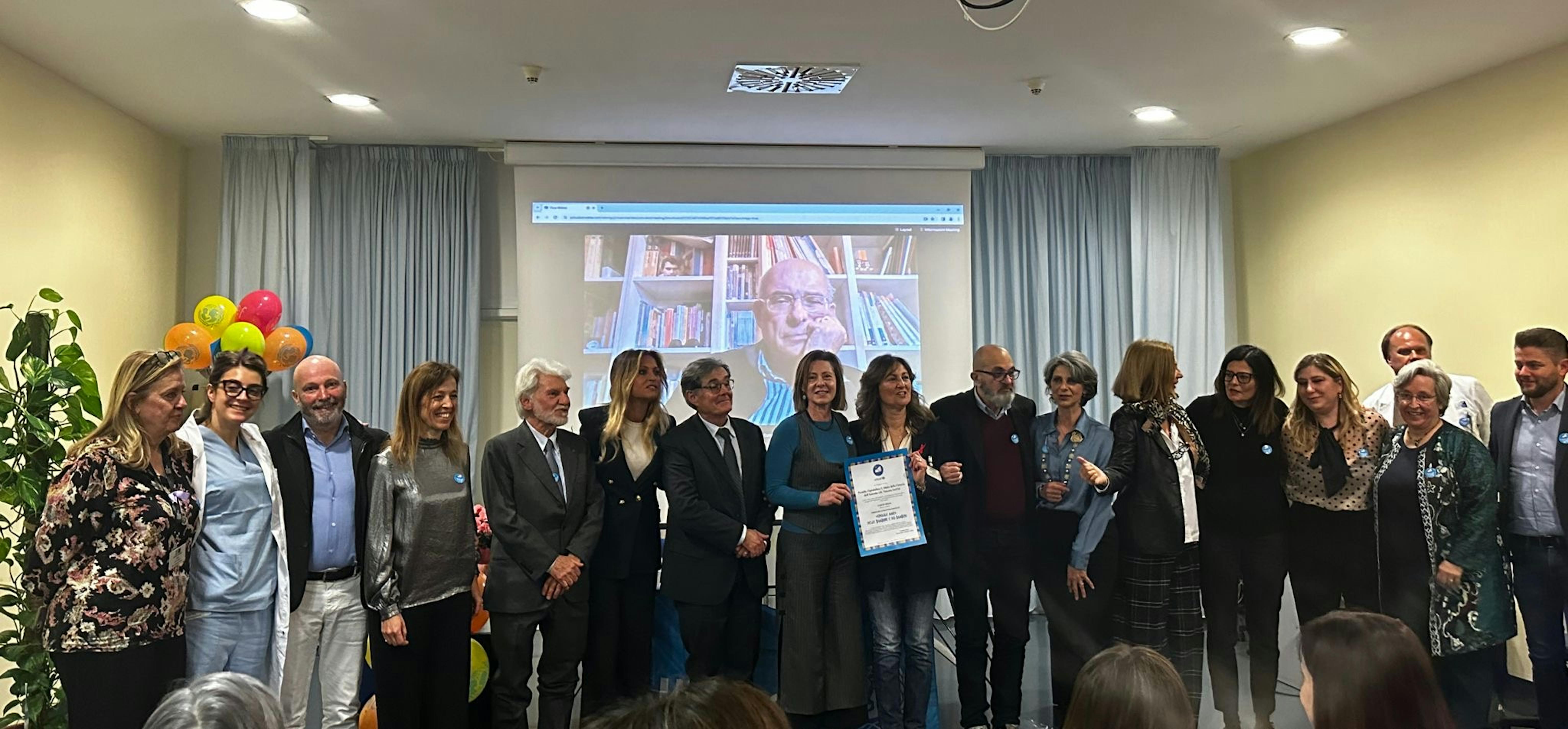 Foto di gruppo dell'ospedale di Montevarchi  e lo staff UNICEF con la pergamena