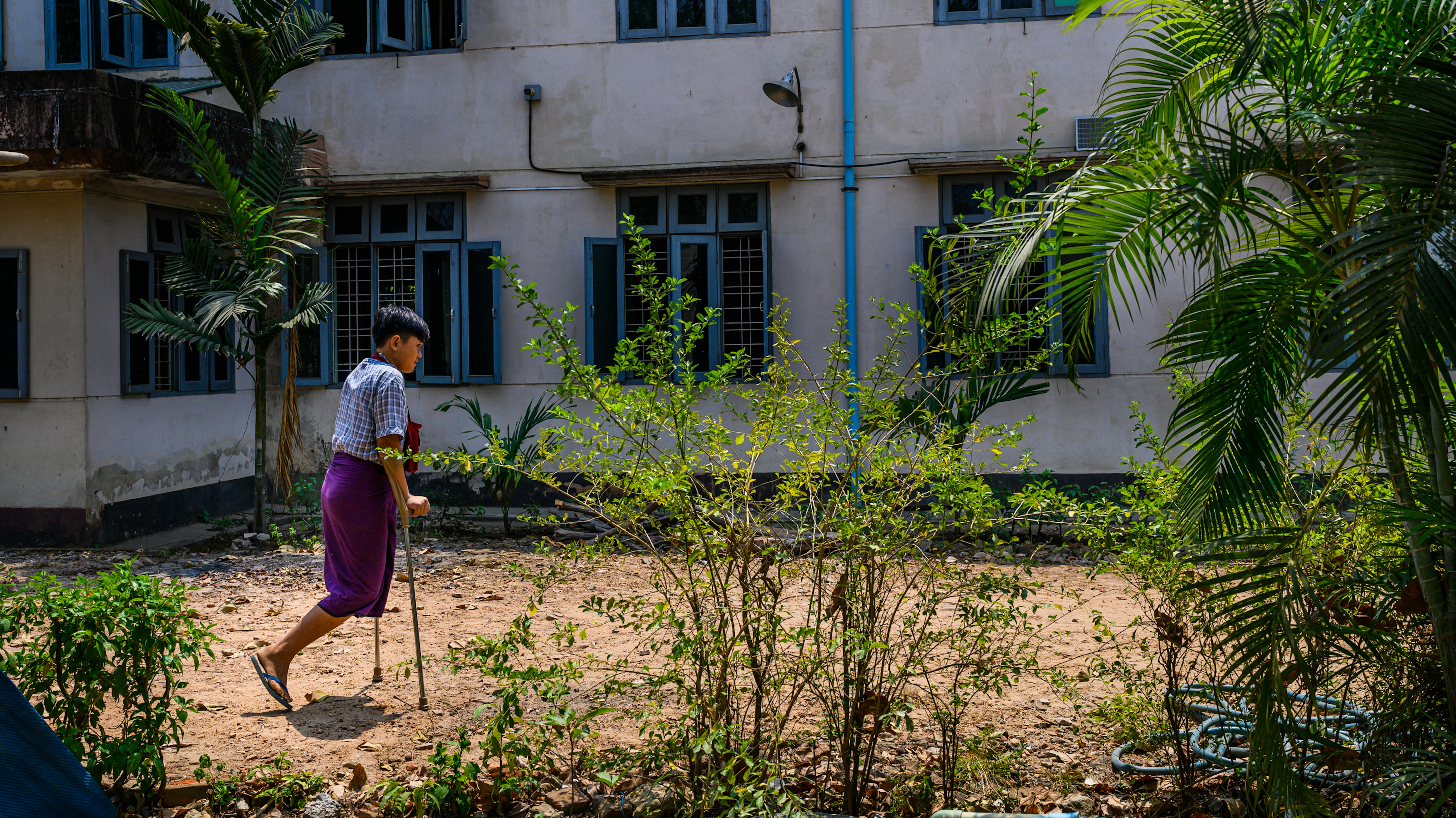 Aung, 15 anni, si stava occupando della fattoria di riso della sua famiglia nella regione di Bago quando ha accidentalmente calpestato una mina all’inizio di dicembre 2023