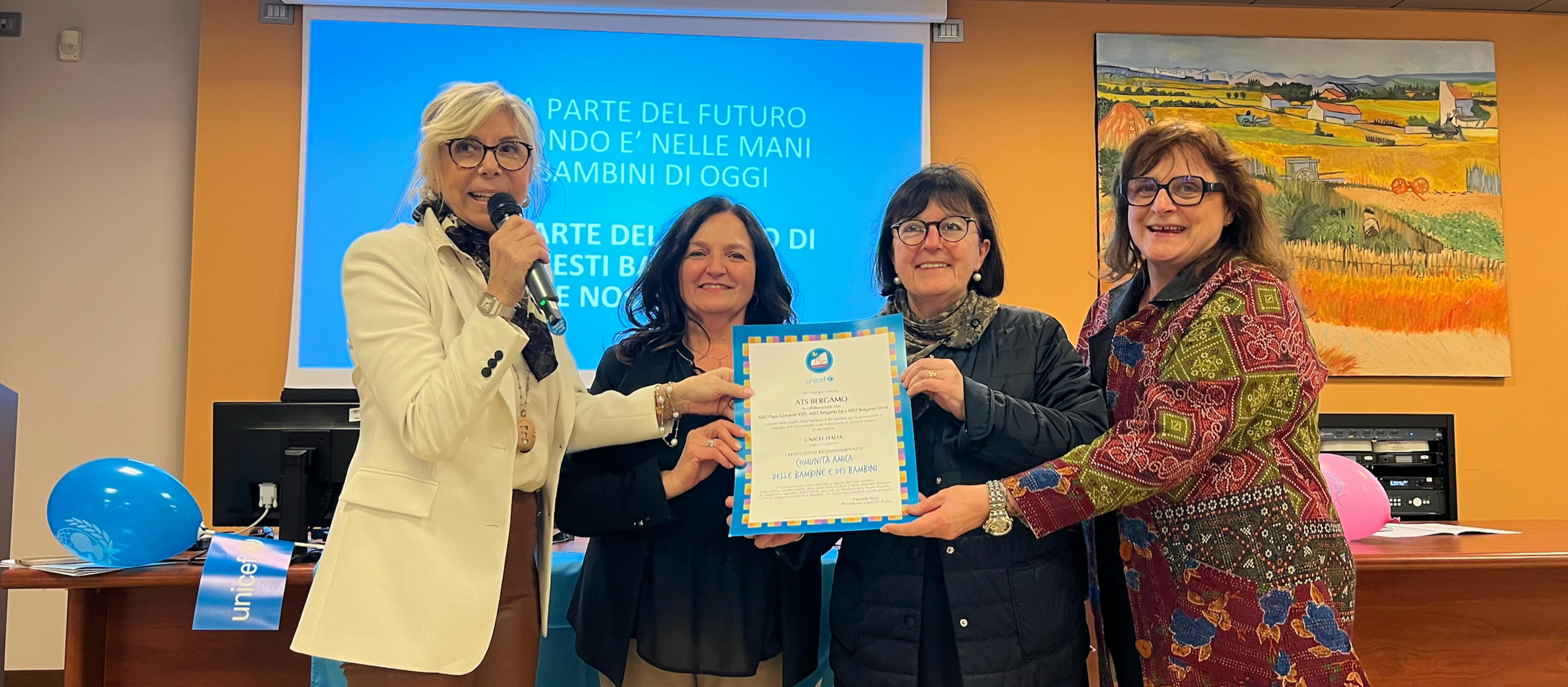 Elisabetta Paganessi, Presidente Comitato UNICEF Bergamo consegna la pergamena a Nicoletta Castelli Direttore Sanitario AST Bergamo