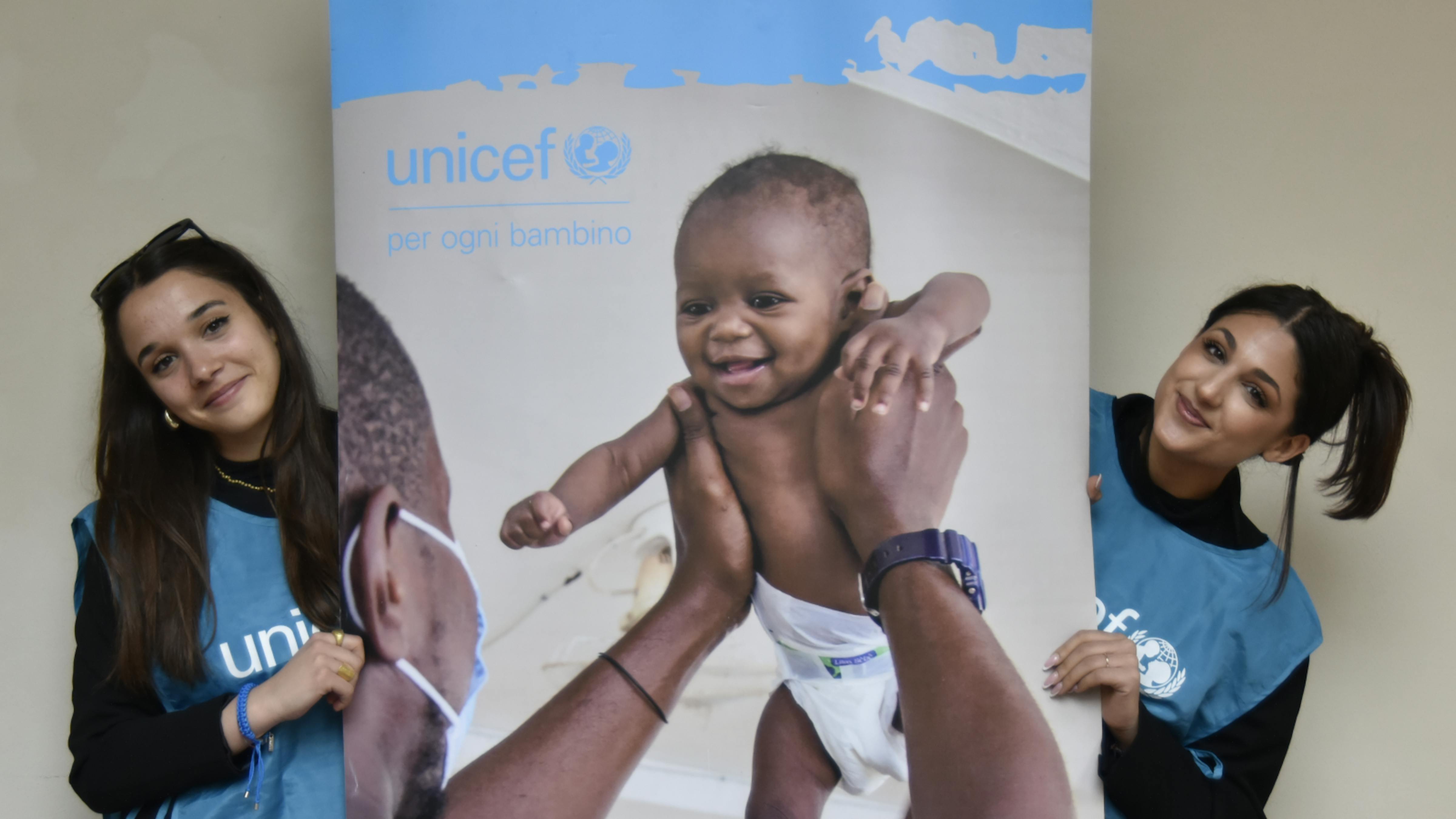 Due ragazze del team face to face di UNICEF Italia
